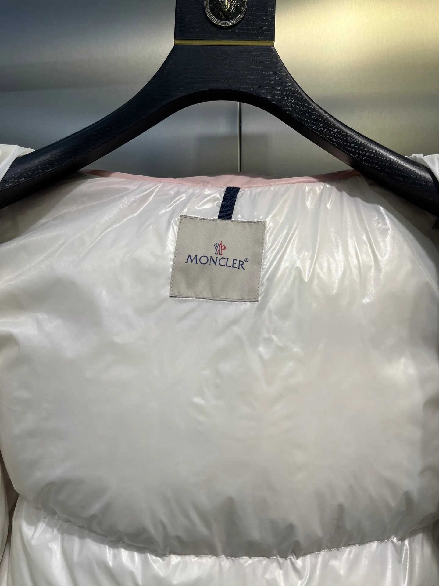 P760 moncler 🌟Moncler FW25 Abbaye short down jacket The Abbaye short jacket is made of iconic patented nylon, highlighting the fashion essence of Moncler. Featuring rectangular quilting and a contrasting lining that refreshes the removable hood. Terry knit logo embroidery adds a unique touch, making the garment instantly recognizable. Material process analysis: 1️⃣Original Nfc inductive anti-counterfeiting chip 2️⃣National standard 95% European standard pure white goose down, exclusive use of top down on the market 3️⃣Fabric: 100% nylon; Lining: 100% nylon, one of the best on the market, everything is customized according to the original version. 4⃣️The electroplated hardware is produced by the original processing factory, all customized by the original factory, and is not a replica of various types on the market. 5⃣️Produced by a certain Lang factory, it has always been unambiguous in terms of quality. Everyone knows about the workmanship, QA and Qc quality inspection of the workers when shipping from large factories. It is not comparable to small factories in the market. Mouth-mounted down jackets, let’s not brag, there is almost no one that can do better than us! Make an original product with care, so that every customer has the confidence to introduce it to his customers: This is the top replica version in China. Good products do not need too many soft articles to set off, only junk products will boast: the original ZP uses thousands of words to impress consumers! Although it is an F product, it is not inferior to ZP!  Color: white pink, white black, black, khaki, pink Size: 0123