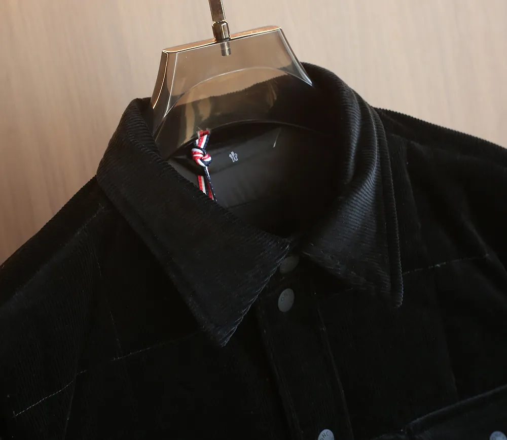 P1320 The same style as Moncler2025 official website, high-quality heavy new winter down jacket. Custom fabrics imported from France. Comfortable and lightweight quilting technology, corduroy lapel design, luxurious and connotative, with Italian lining, front double pocket design, super good fit. A down jacket is a must-have outerwear item in winter. Color: Black White Brown Size: 12345