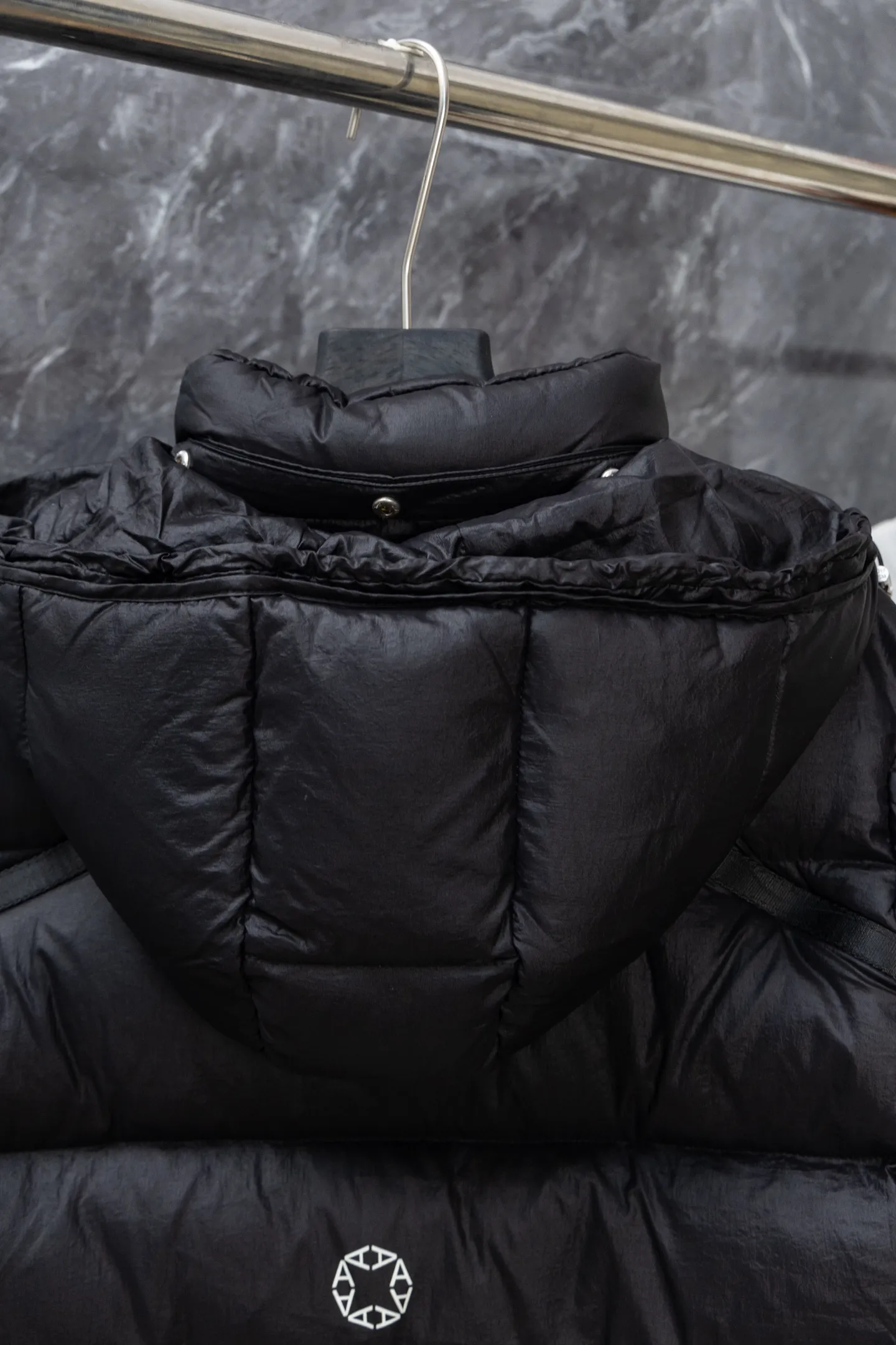 P1040 Model No. J0178 MONCLER 1017 ALYX 9SM hooded down jacket. Uses 340 grams of down filling. Clear threading. Uses 10,000-needle embroidery. Original order customization 1:1 with smooth and delicate lines. Better hand feel. Not easy to deform, not easy to shrink, not easy to fade. Maintains long-lasting beauty. Color Black White Size S-XL