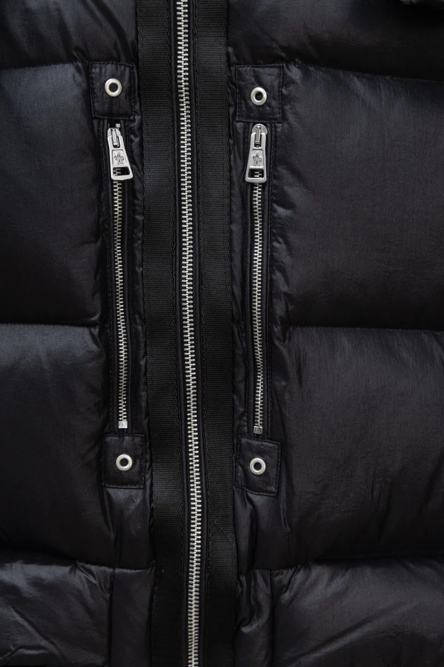 P1040 Model No. J0178 MONCLER 1017 ALYX 9SM hooded down jacket. Uses 340 grams of down filling. Clear threading. Uses 10,000-needle embroidery. Original order customization 1:1 with smooth and delicate lines. Better hand feel. Not easy to deform, not easy to shrink, not easy to fade. Maintains long-lasting beauty. Color Black White Size S-XL