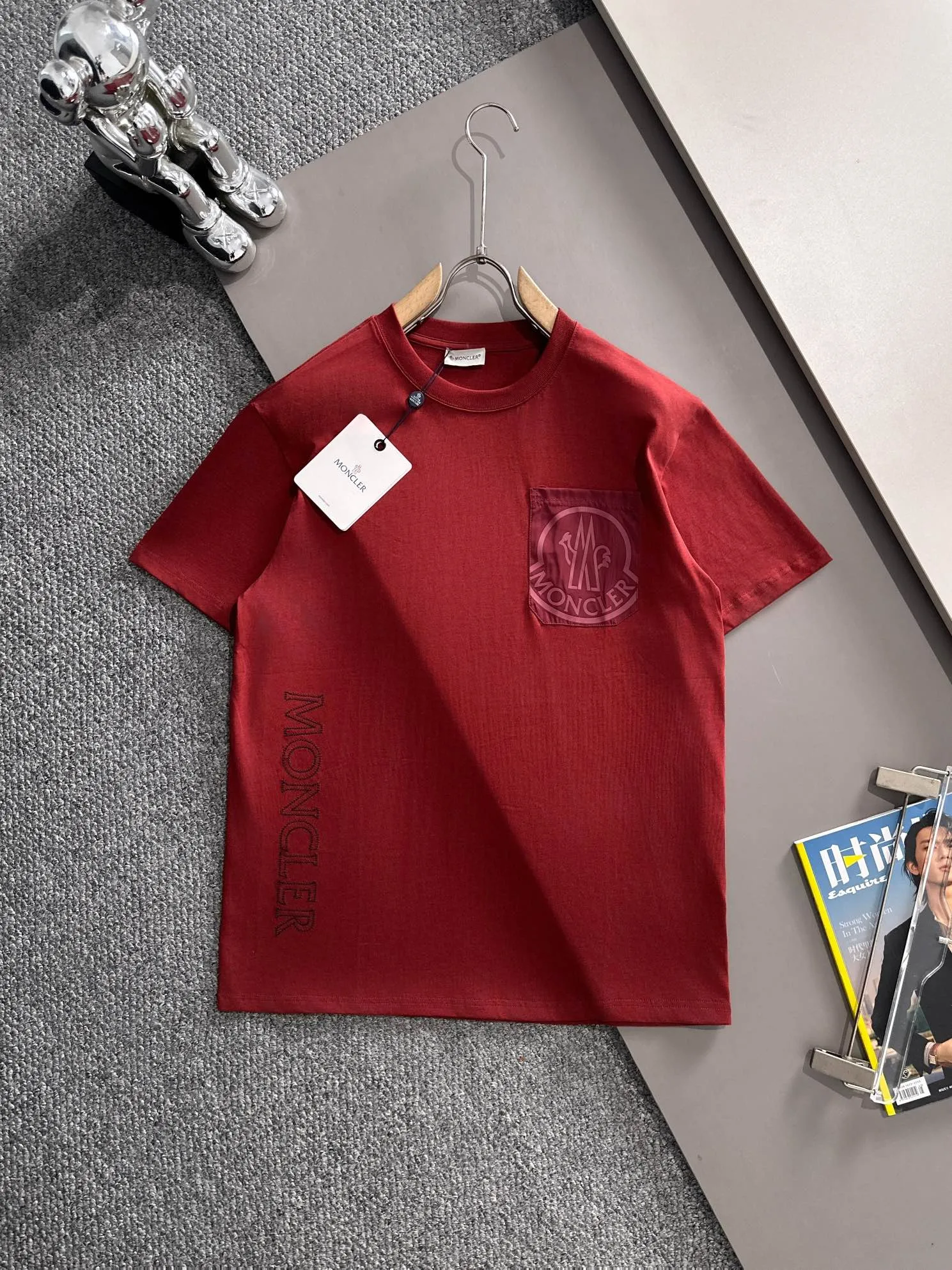P190 🌸🌸 Moncler 25ss new early spring short-sleeved T-shirt, a must-have item for men and women for daily commuting. The high-strength pure cotton double sand fabric feels heavy when weighed. The upper body is more textured than ordinary T-shirts and is not easy to deform. The loose version design looks noble. ❗Three standards complete❗ Size: xS, S, M, L Color: Picture color