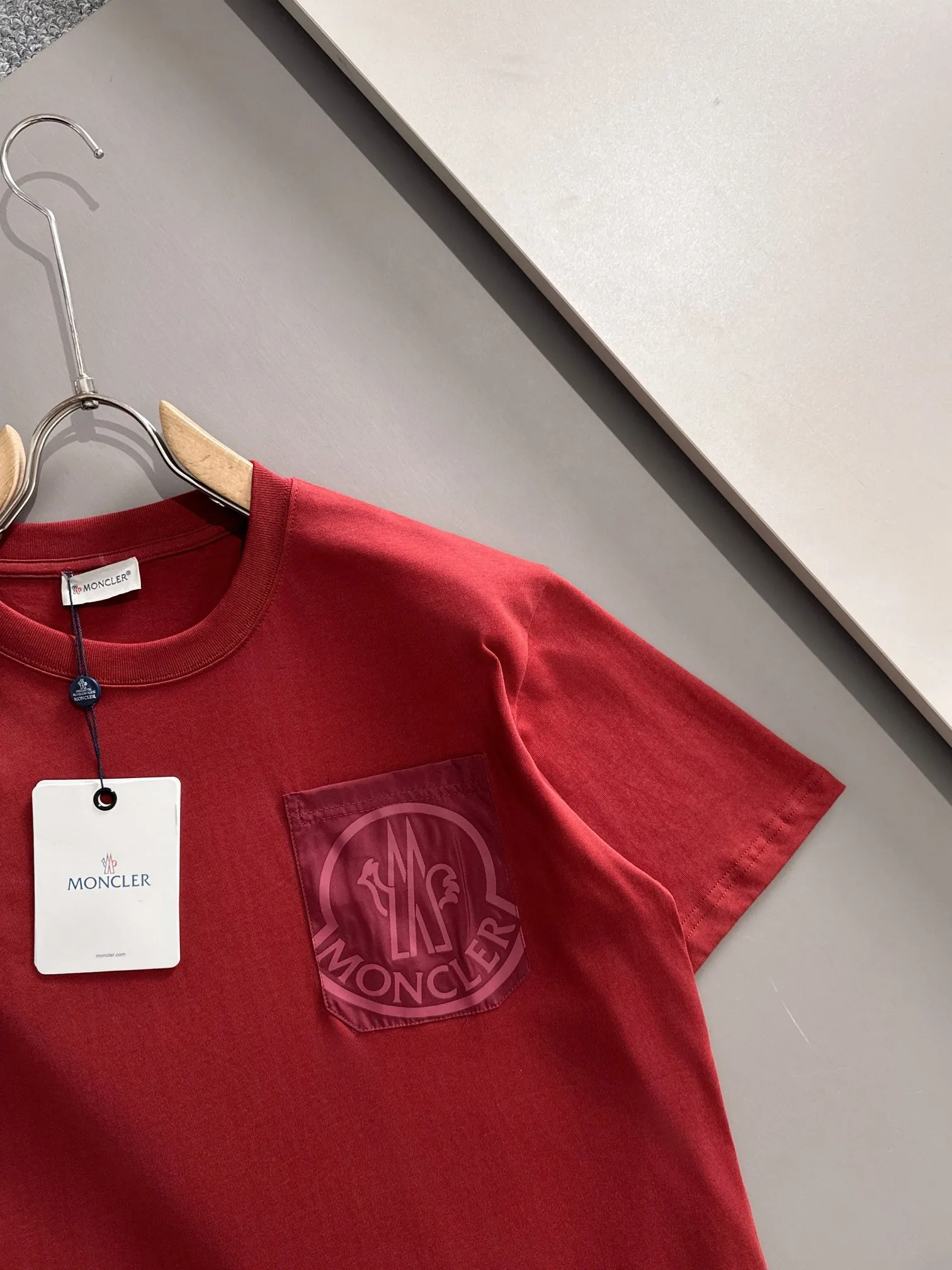 P190 🌸🌸 Moncler 25ss new early spring short-sleeved T-shirt, a must-have item for men and women for daily commuting. The high-strength pure cotton double sand fabric feels heavy when weighed. The upper body is more textured than ordinary T-shirts and is not easy to deform. The loose version design looks noble. ❗Three standards complete❗ Size: xS, S, M, L Color: Picture color