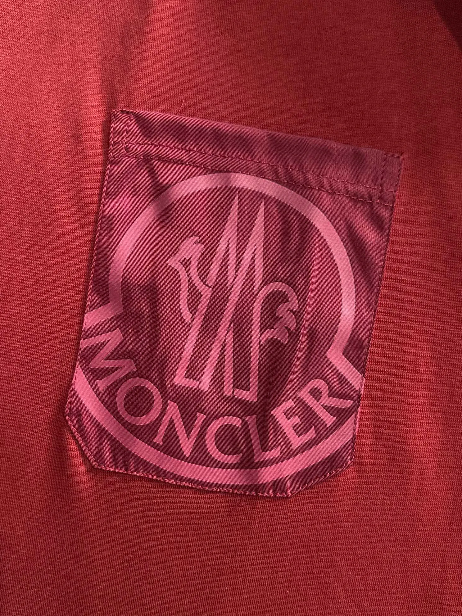 P190 🌸🌸 Moncler 25ss new early spring short-sleeved T-shirt, a must-have item for men and women for daily commuting. The high-strength pure cotton double sand fabric feels heavy when weighed. The upper body is more textured than ordinary T-shirts and is not easy to deform. The loose version design looks noble. ❗Three standards complete❗ Size: xS, S, M, L Color: Picture color
