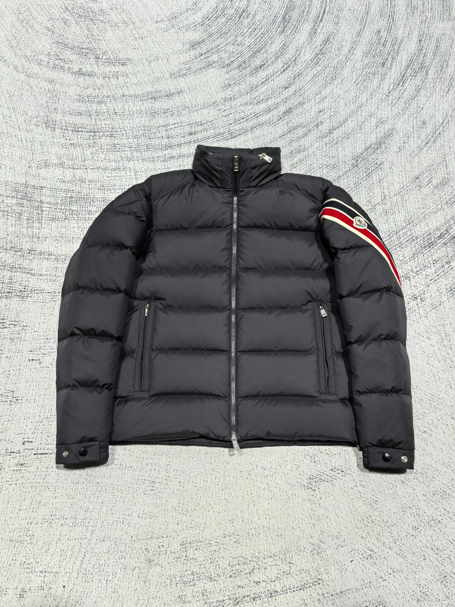 P880 Style number: Y121 Moncler Solayan men's three-color trimmed short down jacket! The latest official website is available simultaneously! ! White duck down filling ~ the most delicate, light and neat fabric!  The Solayan Men's Short Down Jacket features the season's signature stripe detailing, blending sporty spirit with timeless style.  The Solayan down jacket is made of micro chic fabric and has a tough square shape design, highlighting Moncler's sporty spirit. This cropped down jacket features tricolor stripes on the sleeves, a seasonal take on the brand's signature. Comes with a practical pull-out hood. Color: Black Royal Blue Brown Size: 1-2-3-4-5