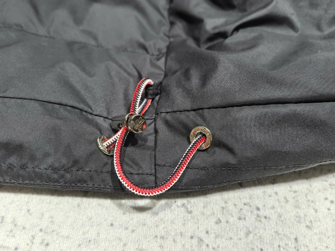 P880 Style number: Y121 Moncler Solayan men's three-color trimmed short down jacket! The latest official website is available simultaneously! ! White duck down filling ~ the most delicate, light and neat fabric!  The Solayan Men's Short Down Jacket features the season's signature stripe detailing, blending sporty spirit with timeless style.  The Solayan down jacket is made of micro chic fabric and has a tough square shape design, highlighting Moncler's sporty spirit. This cropped down jacket features tricolor stripes on the sleeves, a seasonal take on the brand's signature. Comes with a practical pull-out hood. Color: Black Royal Blue Brown Size: 1-2-3-4-5