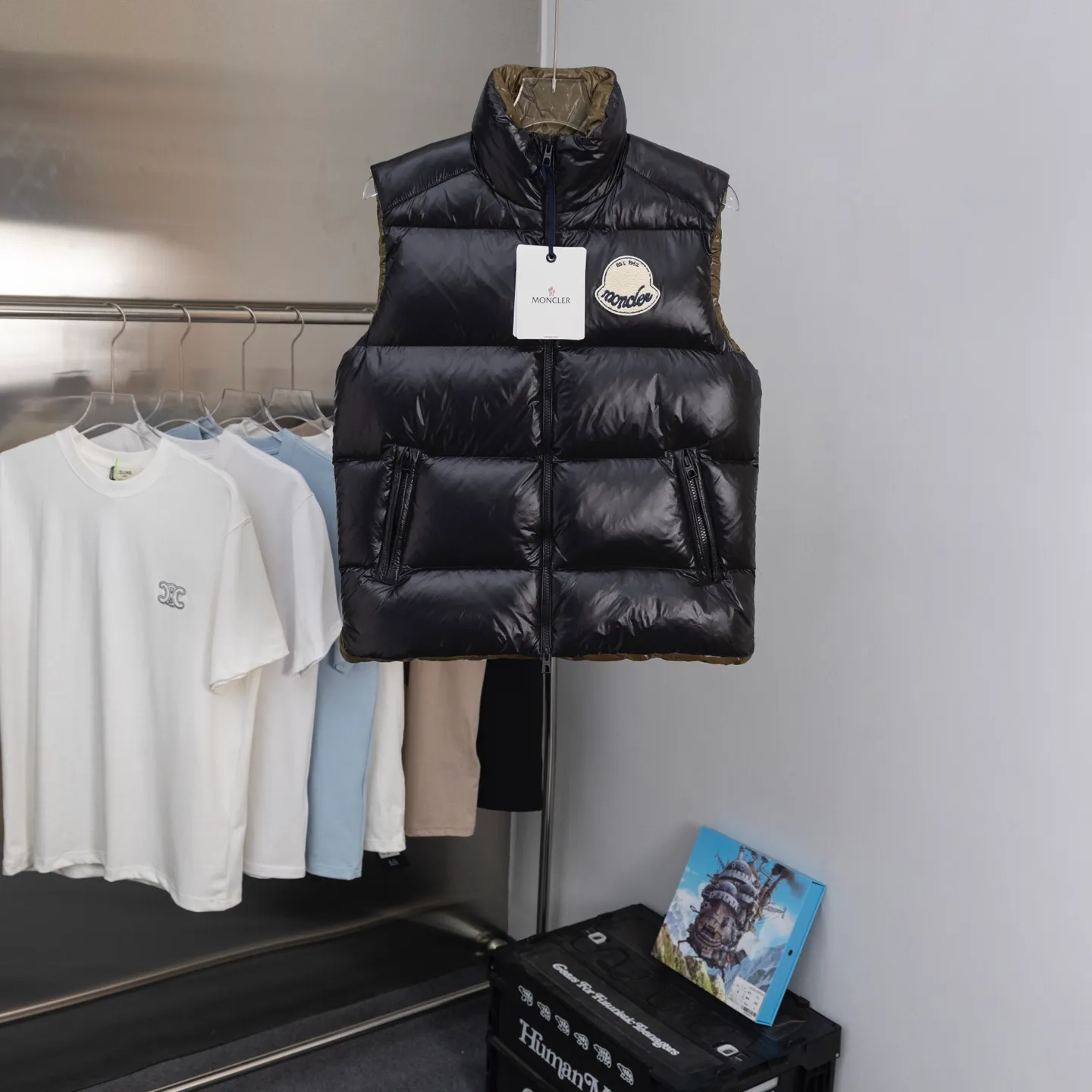 P690 2025 Autumn and Winter New Style🆕Down jacket top purchasing version down vest⬆️Moncler Lipsi down vest. Contrast color splicing design. Super full filling. Lipsi men's down vest is made of bright nylon laqué fabric, suitable for wearing in different seasons, bringing warmth and care.  The Lipsi short down vest embodies Moncler's classic design and is a must-have item for your wardrobe from season to season. Crafted from lightweight, functional nylon laqué fabric, it has a contrast lining for a vibrant feel. Details •Made from lightweight nylon laqué fabric •Lightweight nylon laqué lining •Filled with down •Stand-up collar •Zipper closure •Zip pockets •Chenille logo patch Size: 1-5 Black/Ivory Couple Style