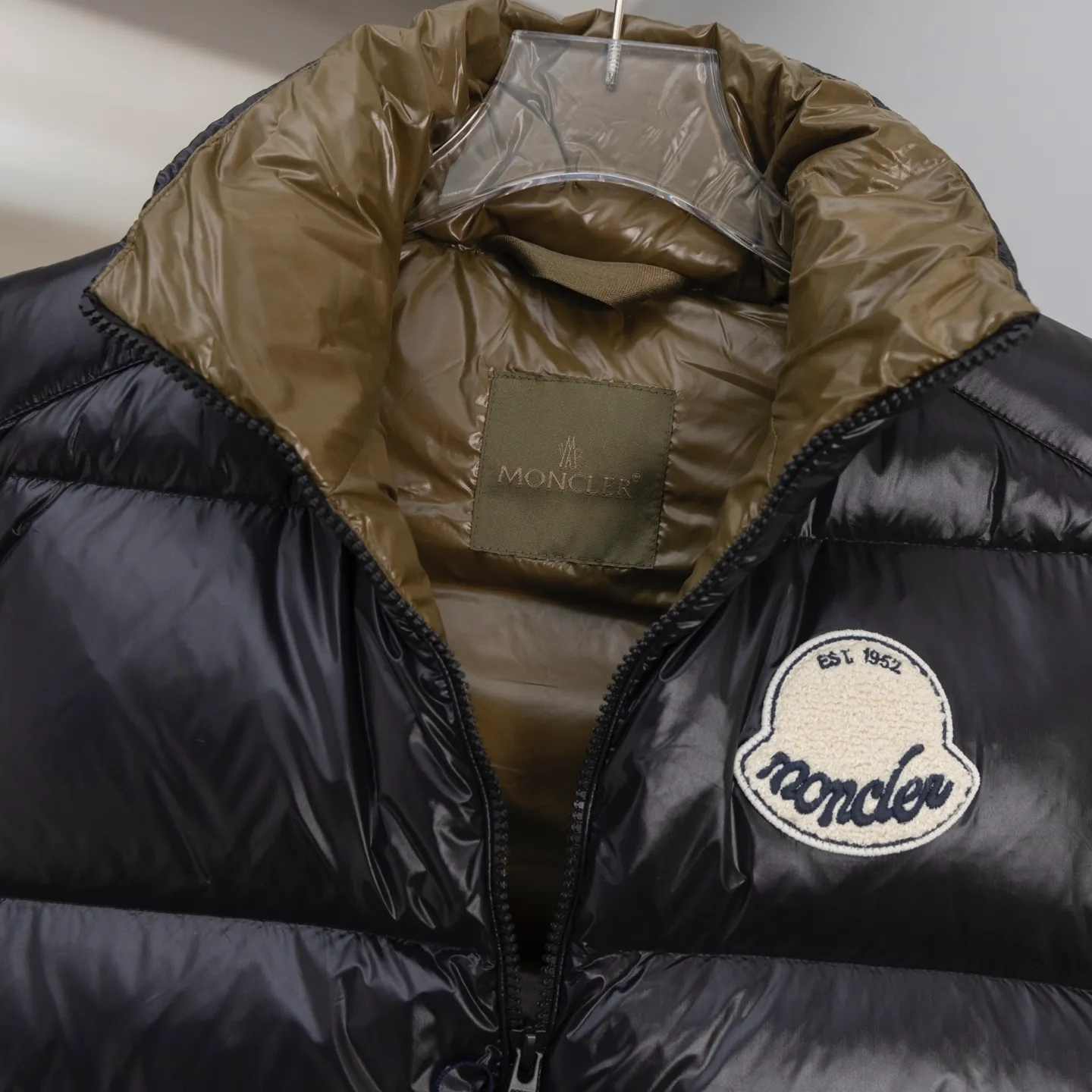 P690 2025 Autumn and Winter New Style🆕Down jacket top purchasing version down vest⬆️Moncler Lipsi down vest. Contrast color splicing design. Super full filling. Lipsi men's down vest is made of bright nylon laqué fabric, suitable for wearing in different seasons, bringing warmth and care.  The Lipsi short down vest embodies Moncler's classic design and is a must-have item for your wardrobe from season to season. Crafted from lightweight, functional nylon laqué fabric, it has a contrast lining for a vibrant feel. Details •Made from lightweight nylon laqué fabric •Lightweight nylon laqué lining •Filled with down •Stand-up collar •Zipper closure •Zip pockets •Chenille logo patch Size: 1-5 Black/Ivory Couple Style