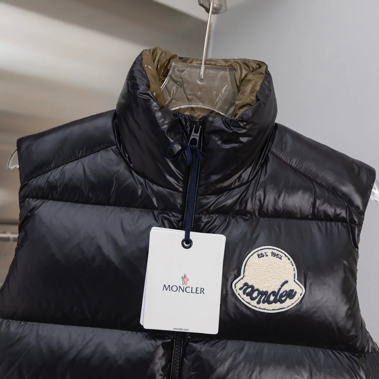P690 2025 Autumn and Winter New Style🆕Down jacket top purchasing version down vest⬆️Moncler Lipsi down vest. Contrast color splicing design. Super full filling. Lipsi men's down vest is made of bright nylon laqué fabric, suitable for wearing in different seasons, bringing warmth and care.  The Lipsi short down vest embodies Moncler's classic design and is a must-have item for your wardrobe from season to season. Crafted from lightweight, functional nylon laqué fabric, it has a contrast lining for a vibrant feel. Details •Made from lightweight nylon laqué fabric •Lightweight nylon laqué lining •Filled with down •Stand-up collar •Zipper closure •Zip pockets •Chenille logo patch Size: 1-5 Black/Ivory Couple Style