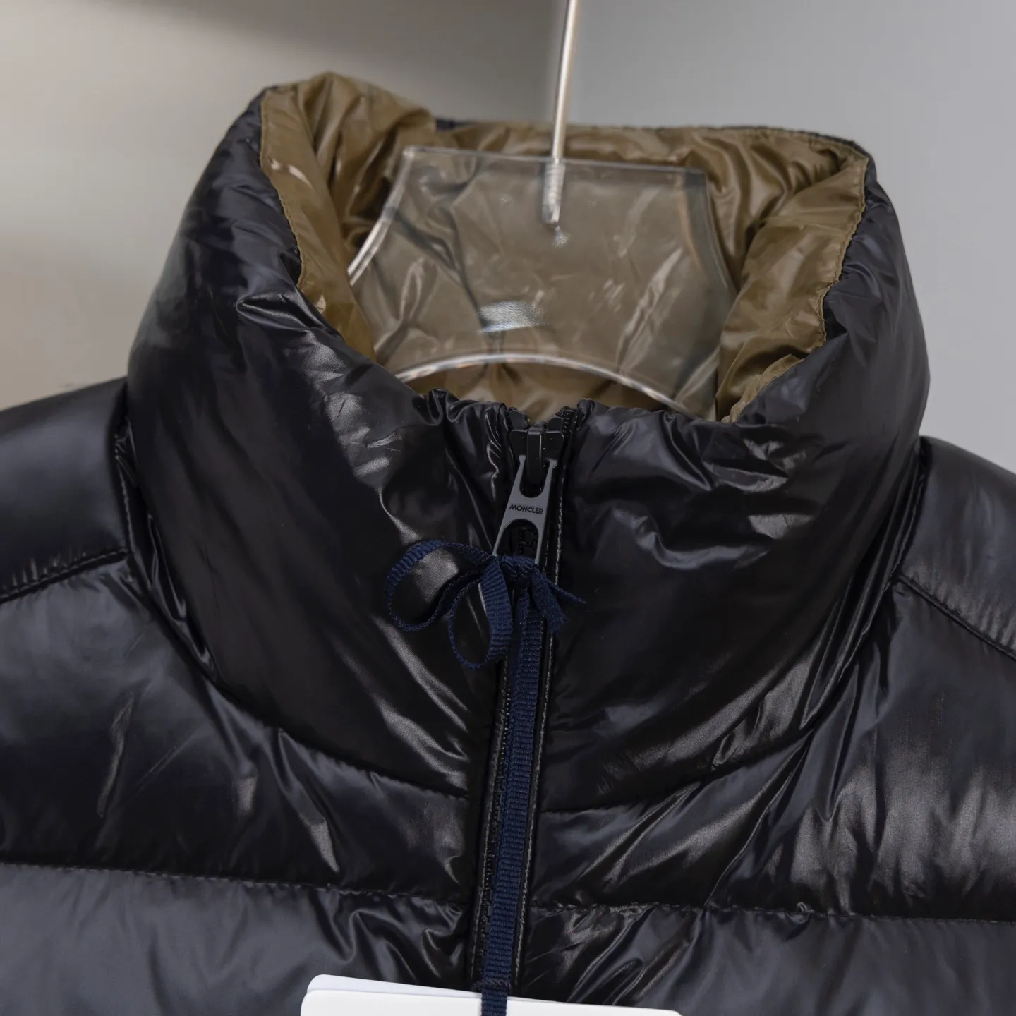 P690 2025 Autumn and Winter New Style🆕Down jacket top purchasing version down vest⬆️Moncler Lipsi down vest. Contrast color splicing design. Super full filling. Lipsi men's down vest is made of bright nylon laqué fabric, suitable for wearing in different seasons, bringing warmth and care.  The Lipsi short down vest embodies Moncler's classic design and is a must-have item for your wardrobe from season to season. Crafted from lightweight, functional nylon laqué fabric, it has a contrast lining for a vibrant feel. Details •Made from lightweight nylon laqué fabric •Lightweight nylon laqué lining •Filled with down •Stand-up collar •Zipper closure •Zip pockets •Chenille logo patch Size: 1-5 Black/Ivory Couple Style