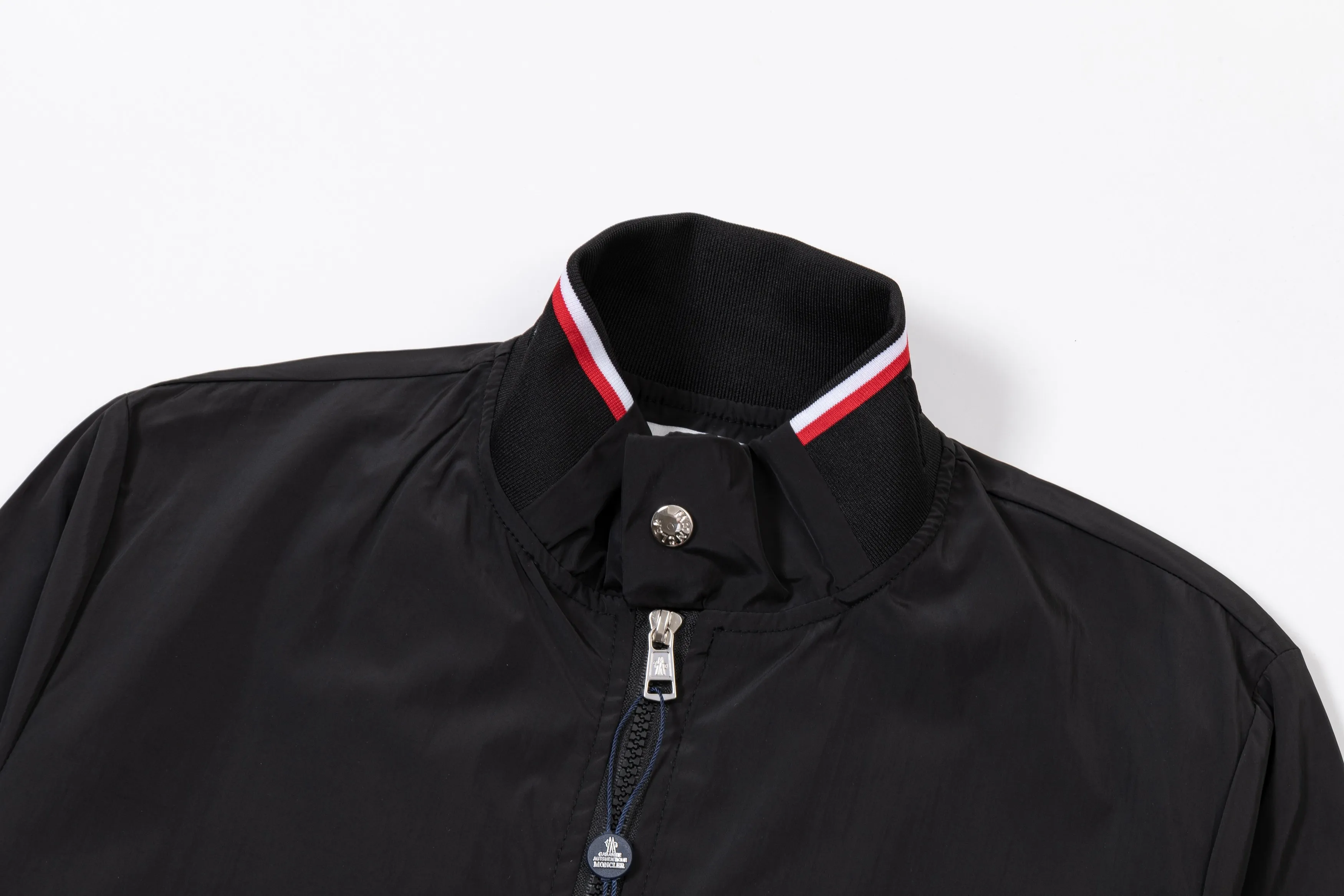P340 MONCLER 2025 new autumn and winter windbreaker jacket, synchronized with the official website. Stylish style, rigorous workmanship, neat wiring, good upper body effect, original custom-made hardware zipper, code number: M-3XL, color: picture color