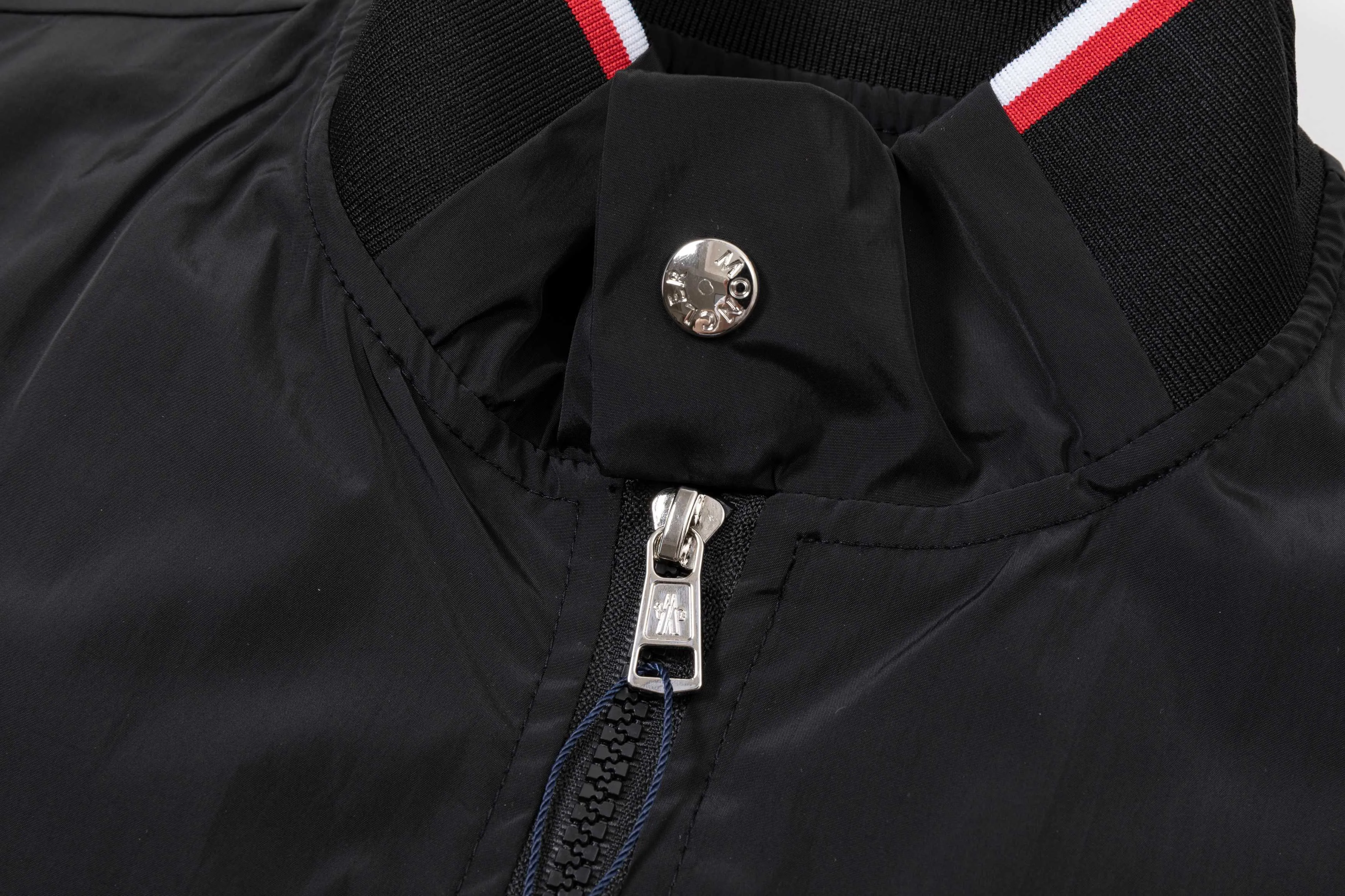 P340 MONCLER 2025 new autumn and winter windbreaker jacket, synchronized with the official website. Stylish style, rigorous workmanship, neat wiring, good upper body effect, original custom-made hardware zipper, code number: M-3XL, color: picture color