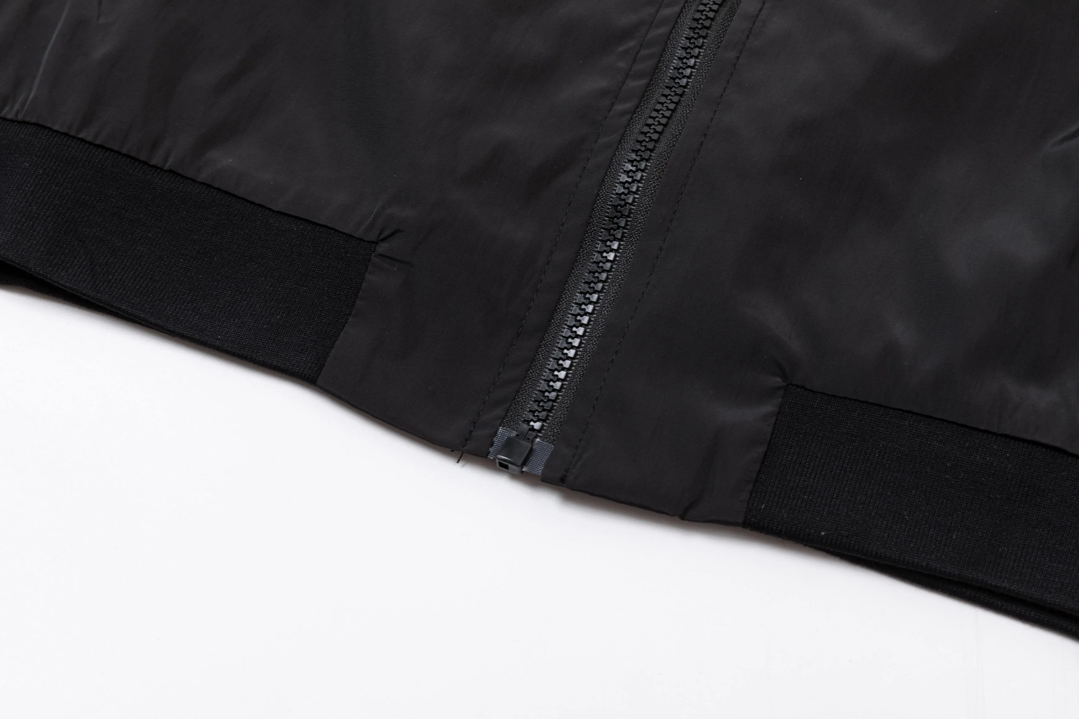 P340 MONCLER 2025 new autumn and winter windbreaker jacket, synchronized with the official website. Stylish style, rigorous workmanship, neat wiring, good upper body effect, original custom-made hardware zipper, code number: M-3XL, color: picture color
