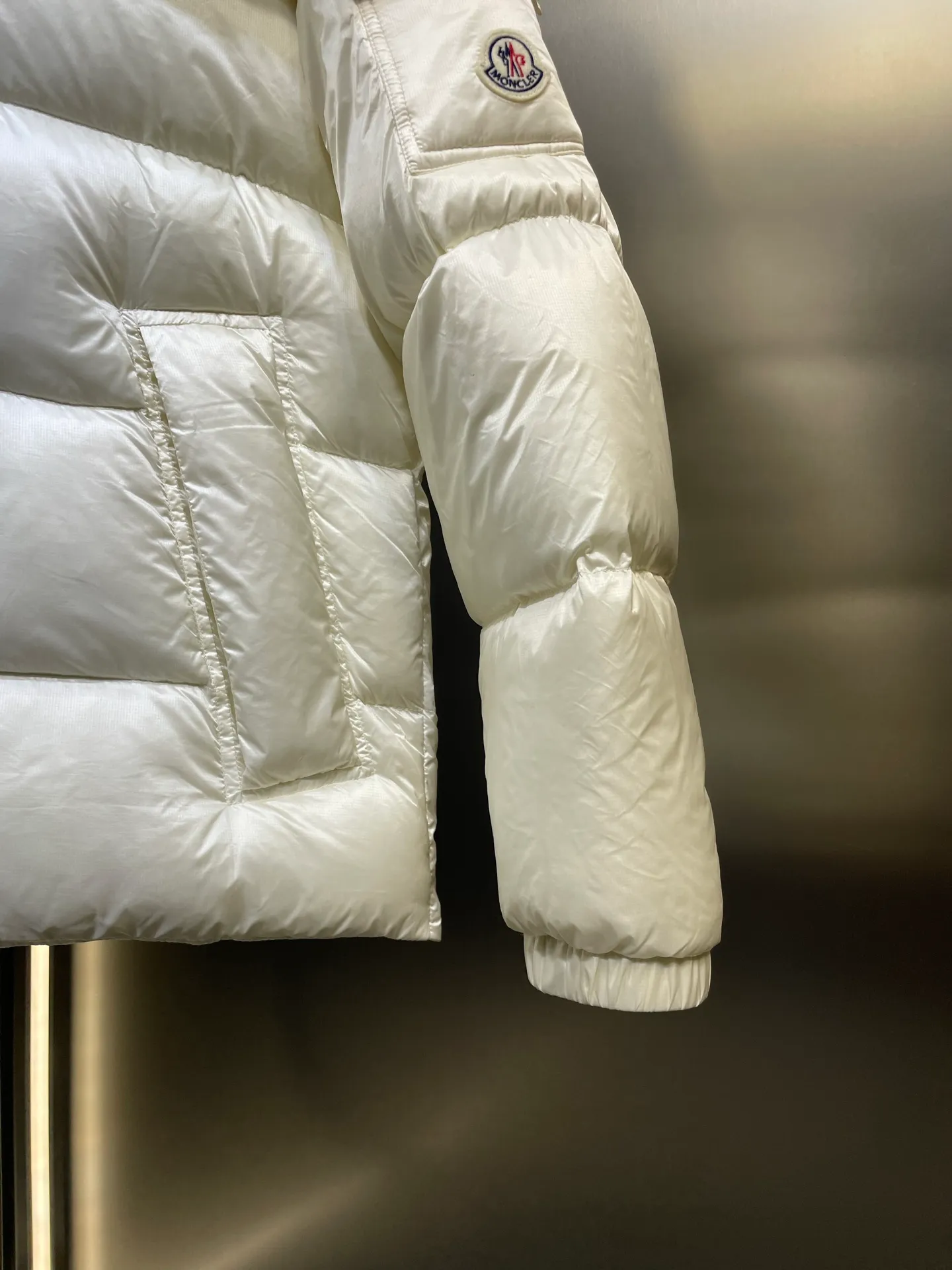 P1120 moncler 🌟 Down jacket Montbeliard down is made of iconic lon laqué fabric, showing a gorgeous luster effect. Equipped with a removable hood, it can easily adapt to changing weather. The sleeve pockets inspired by Moner Maya are embellished to highlight the essence of the brand. High quality version of ribbon Maya with NFC chip shipped with dust bag color: black size: 12345