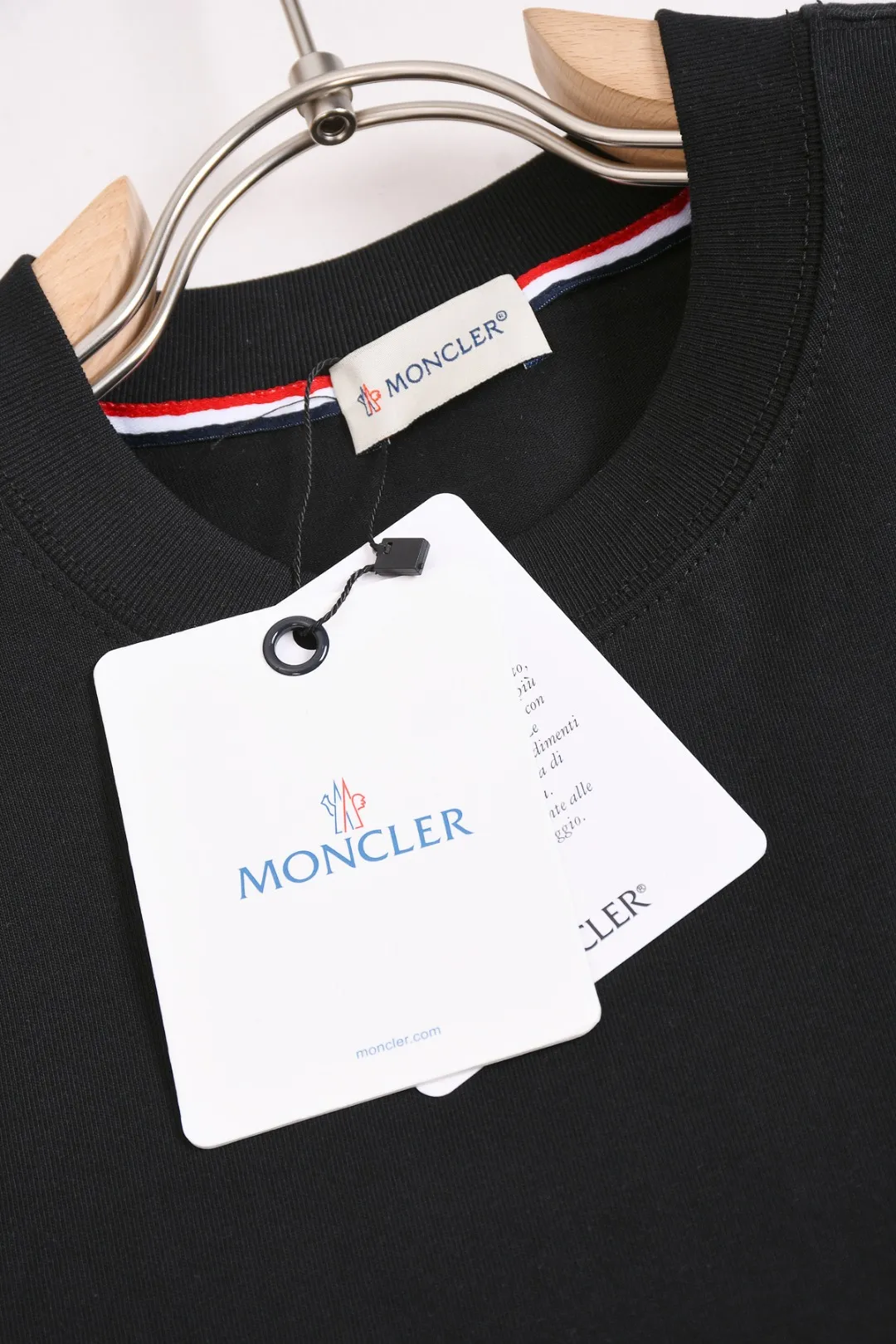 P170 Moncler Moncler high version slightly wide version S-XL moncler 26SS new products are on sale simultaneously on the official website The top and most classic chest pocket armband embroidery🪡logo round neck short sleeves, exquisite craftsmanship counter fabrics, top-notch elements, classic short sleeves complete with 3 labels, fashionable for men, unparalleled in terms of upper body comfort and existence, it can be said to be a must-have summer companion, excellent breathability and comfortable wearing feeling are unparalleled ~ Recommended! ! Timeless pieces for every season. Classic style, with the classic Meng family logo on the chest and the English letters of the Meng family engraved on the buttons. The original version was developed 1:1, complete with three labels, business casual, high-end for outer wear and inner wear, same style for men and women, highly recommended! Color: Black White Size: S-XL Size chart: S: Shoulder width 50-Bust 56-Length 70 M: Shoulder width 52-Bust 57-Length 72 L: Shoulder width 54-Bust 59-Length 74 XL: Shoulder width 56-Bust 62-Length 76