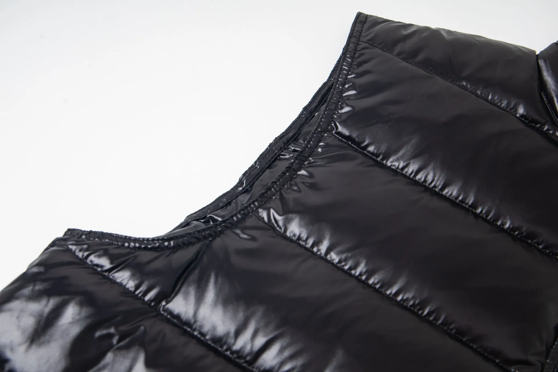 P590 model number: G114 Moncler's new stand-up collar vest down jacket top 1️⃣The fabric is made of advanced custom-made bright nylon and is completely the same as the original version. The fabric details and hardware are truly the same as the original version, and the details are impeccable! 2️⃣Super smooth two-way zipper, the zipper and color remain the same color. Detachable oversized windproof down hood, connected with five snap buttons of the same color. One circle is designed with an adjustable elastic drawstring, and there are oblique closed pockets on both sides. There are also pockets on the chest and sleeves inside! 3️⃣It is very youthful and energetic, and can be easily worn by both men and women. It is very in line with the fashion aesthetic concepts of today's young people! 4️⃣Full set of customized accessories, complete with three standards, same style for men and women, a must-have for couples. Color: black, white, size: 1.2.3.4.5.6