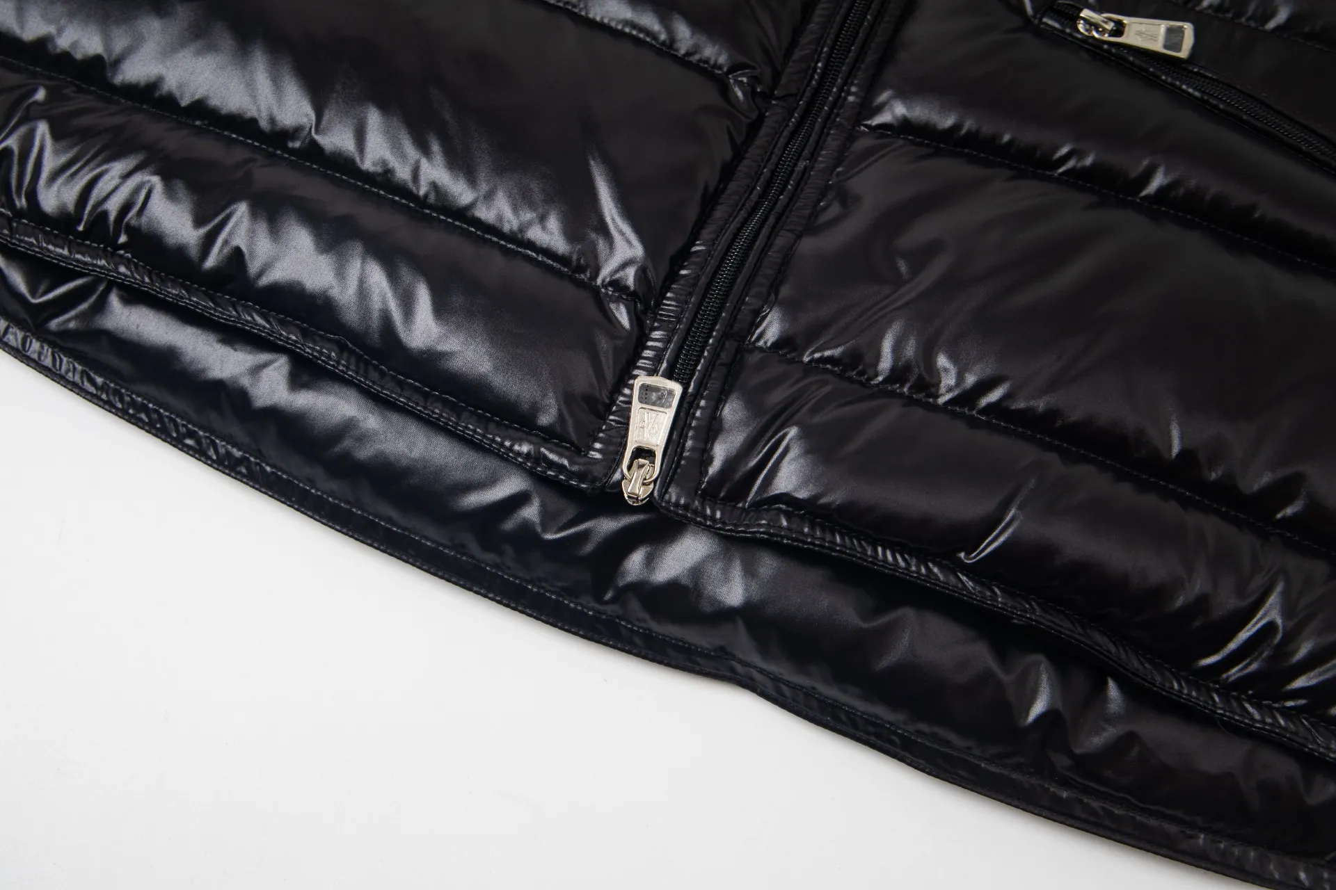 P590 model number: G114 Moncler's new stand-up collar vest down jacket top 1️⃣The fabric is made of advanced custom-made bright nylon and is completely the same as the original version. The fabric details and hardware are truly the same as the original version, and the details are impeccable! 2️⃣Super smooth two-way zipper, the zipper and color remain the same color. Detachable oversized windproof down hood, connected with five snap buttons of the same color. One circle is designed with an adjustable elastic drawstring, and there are oblique closed pockets on both sides. There are also pockets on the chest and sleeves inside! 3️⃣It is very youthful and energetic, and can be easily worn by both men and women. It is very in line with the fashion aesthetic concepts of today's young people! 4️⃣Full set of customized accessories, complete with three standards, same style for men and women, a must-have for couples. Color: black, white, size: 1.2.3.4.5.6