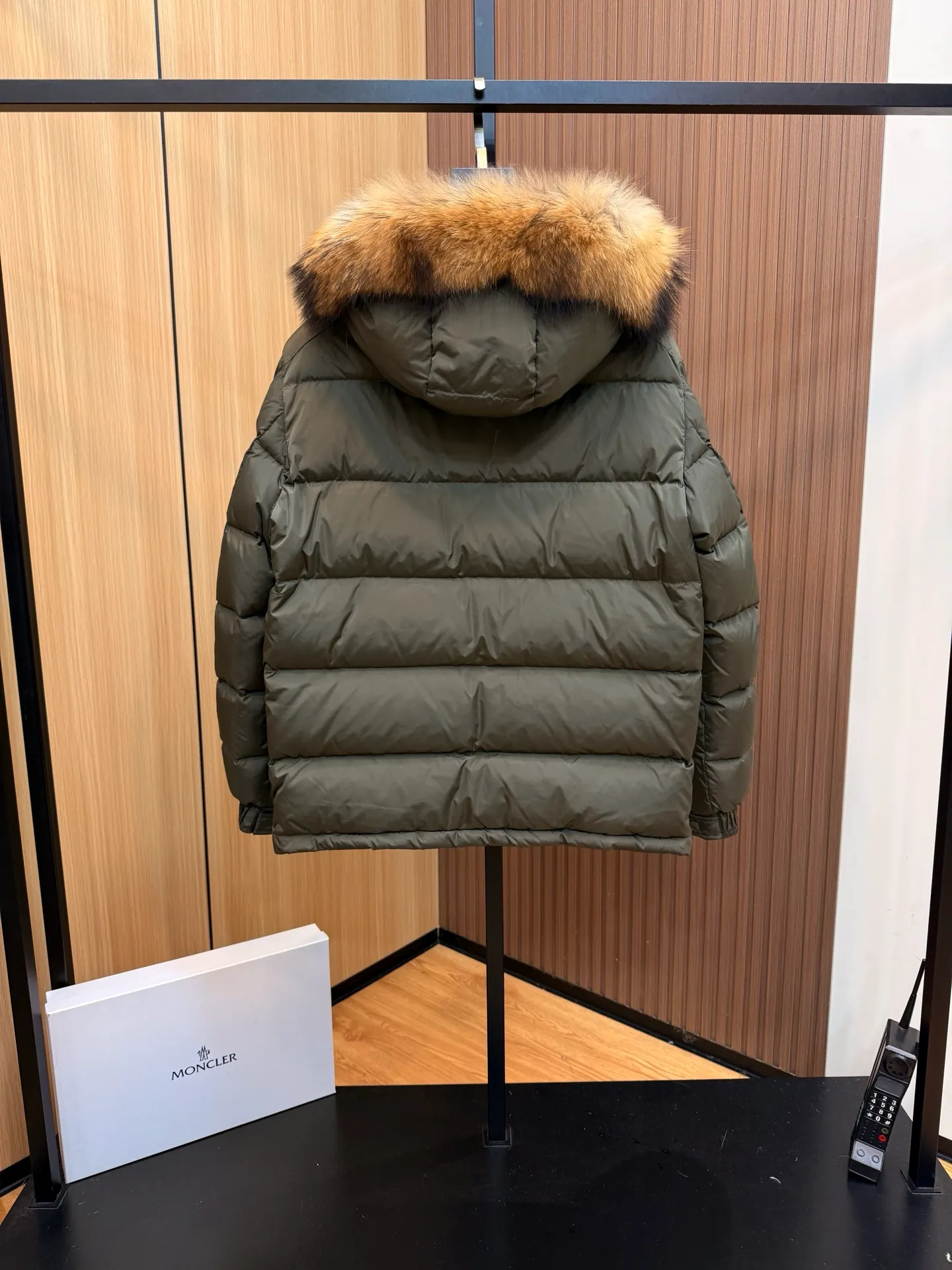 P1040 Moncler Mayaf short men's down jacket. The hood is removable. The fur collar is removable. Based on Maya, a removable fur collar is added. The Mayaf men's hooded down jacket is made of functional nylon fabric, and the hood is equipped with removable synthetic material trim.  The Mayaf short down jacket is a reinterpretation of the classic Moncler Maya style in an instantly recognizable silhouette, with a removable hood and adjustable hem. Made from functional fabric with removable synthetic trim on the hood. The sleeves are embellished with classic patch pockets, reflecting the brand's signature style. Details •Made from functional fabric •Technical fabric lining •Down-filled •Push-stud collar •Detachable hood with removable synthetic trim •Zip closure •Zip pockets •Patch pockets with press-stud •Adjustable elastic cuffs •Adjustable drawstring hem