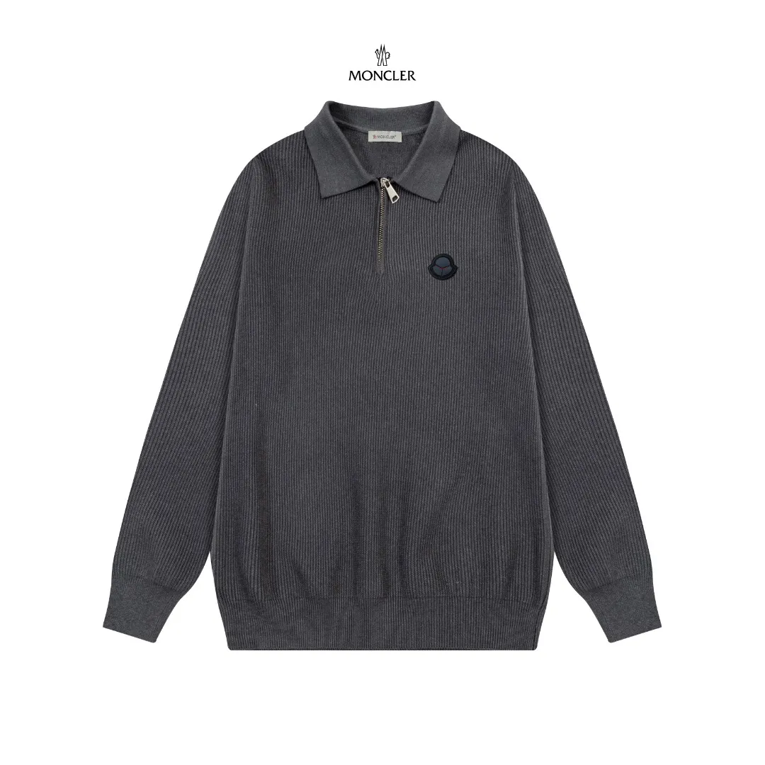 P250 Moncler masked zipper lapel sweater, the latest 2025 casual Polo wool sweater.  The texture is delicate, soft and comfortable, skin-friendly and warm, not easy to deform, simple and high-end style, and the logo on the chest is very exquisite and perfect! The upper body effect is very strong 👍 Color: black, gray Size: S-XL