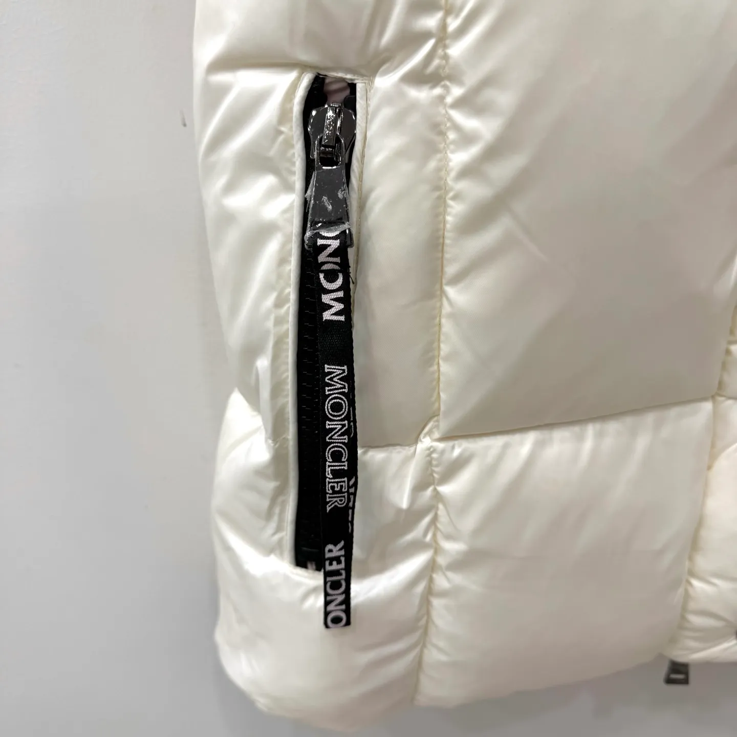 P700 [Luzule women's hooded down vest] The Luzule women's down vest is a classic design item that is suitable for all seasons. It uses unique Moncler aesthetics to interpret the style layer.     This women's down vest is made from nylon laqué fabric with mesh quilting to enhance warmth without feeling bulky. Classic and warm, perfect for changing seasons, the contrast lining adds a pop of color.  •Made of nylon laqué •Nylon laqué lining •Down filling •Removable hood •Zip and snap fastening •Zip fastening •Fabric: 100% nylon; •Lining: 100% nylon; •Hood lining: 100% nylon; •Filling: Goose down •Down content: 90%; excluding upholstery; •Size: 012 Maximum wash temperature 30°C - Wash extremely mild; Do not bleach; Do not tumble dry; Iron maximum temperature 110°C - without steam; Hydrocarbon dry cleaning - gentle wash; Professional wet cleaning - extremely gentle wash; Lay flat to dry in shade; Wash separately; Recommend washing and ironing inside out; Protect accessories while washing