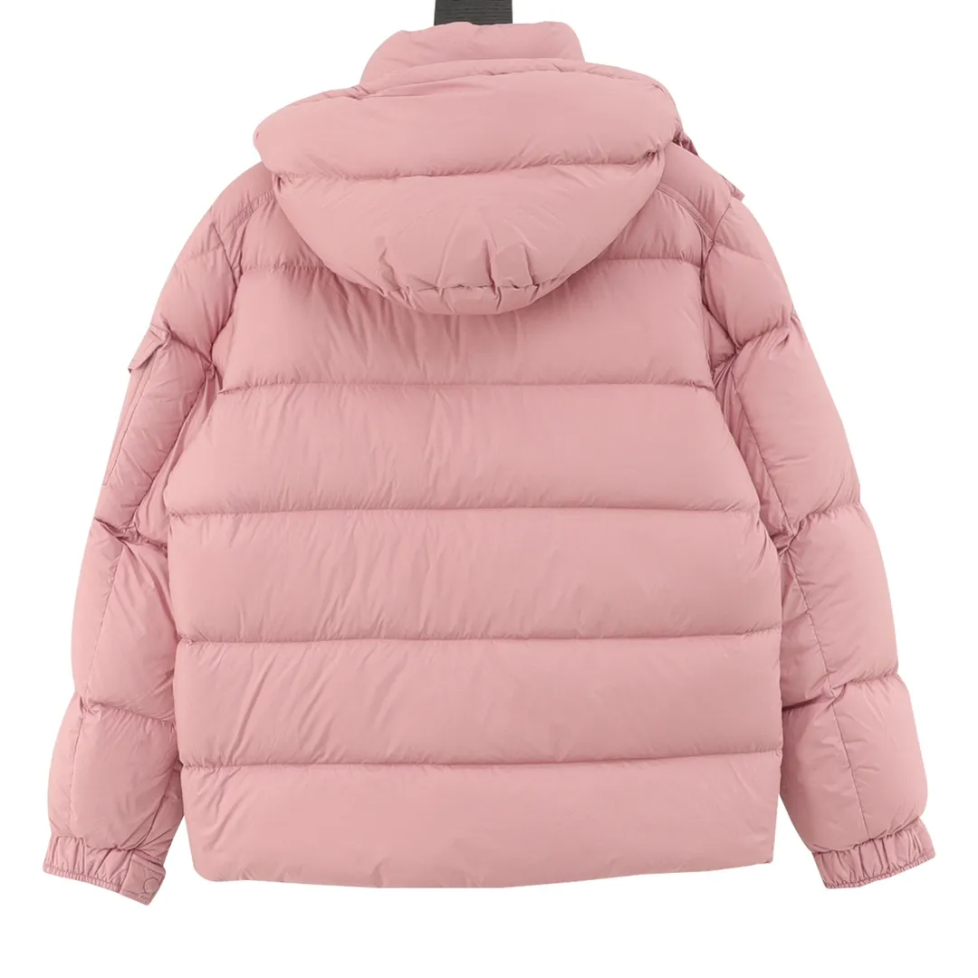 P1420 Moncler/Mask Maya matte down jacket This Vezere short down jacket is a basic warm item that highlights Moncler’s style characteristics. The Vezere down jacket is made from longue saison fabric, which is both lightweight and warm. This short down jacket features a hood that can be easily removed depending on the weather. The jacket's silhouette and sleeve patch pockets pay homage to the iconic Moncler Maya down jacket. ·Made of longue saison fabric·Nylon lé ger brillant lining filled with 90% goose down Detachable and adjustable hood with zipper and snap-button closure zippered pockets Patch pockets on sleeves·Adjustable cuffs·Drawstring hem Unisex Size: 1-5