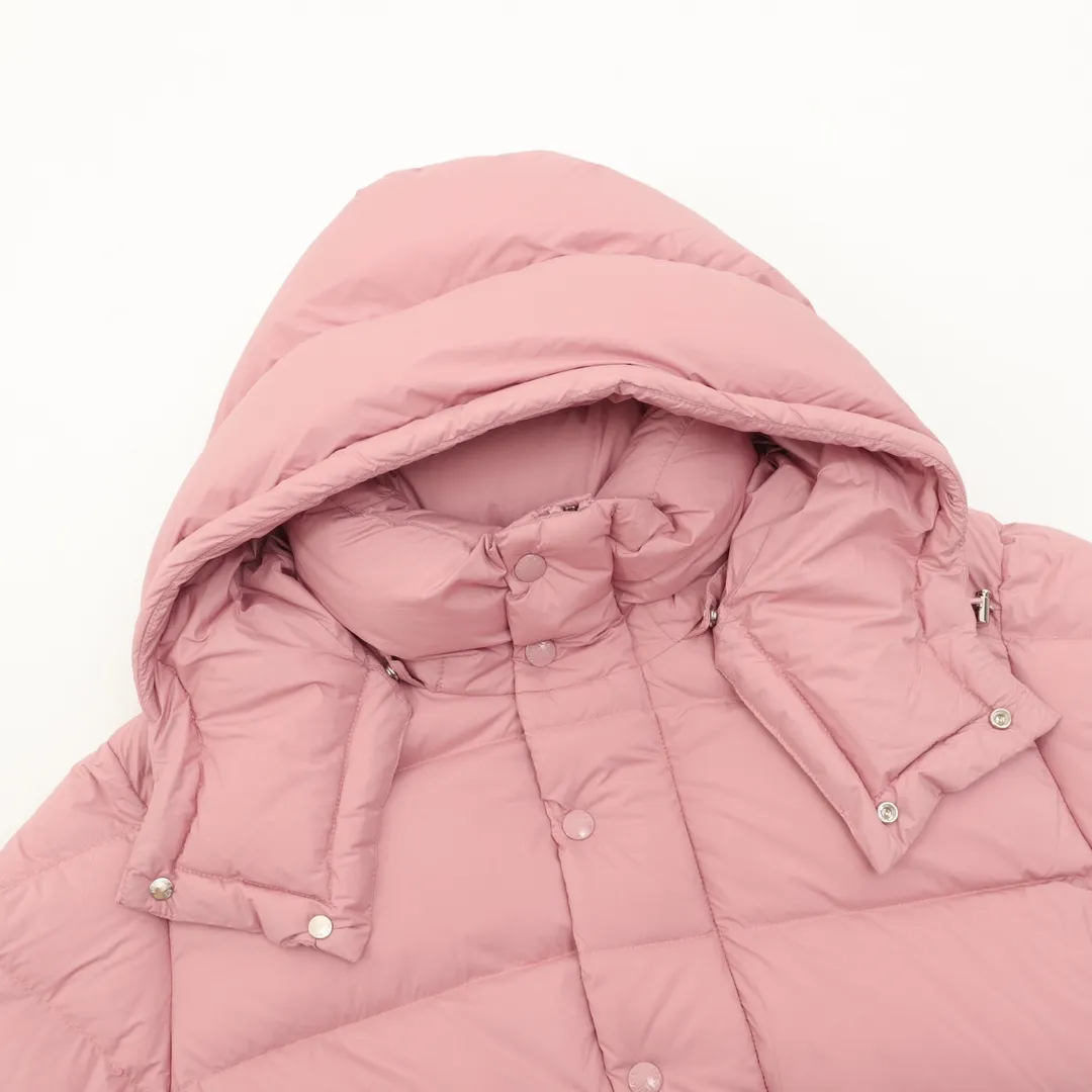 P1420 Moncler/Mask Maya matte down jacket This Vezere short down jacket is a basic warm item that highlights Moncler’s style characteristics. The Vezere down jacket is made from longue saison fabric, which is both lightweight and warm. This short down jacket features a hood that can be easily removed depending on the weather. The jacket's silhouette and sleeve patch pockets pay homage to the iconic Moncler Maya down jacket. ·Made of longue saison fabric·Nylon lé ger brillant lining filled with 90% goose down Detachable and adjustable hood with zipper and snap-button closure zippered pockets Patch pockets on sleeves·Adjustable cuffs·Drawstring hem Unisex Size: 1-5