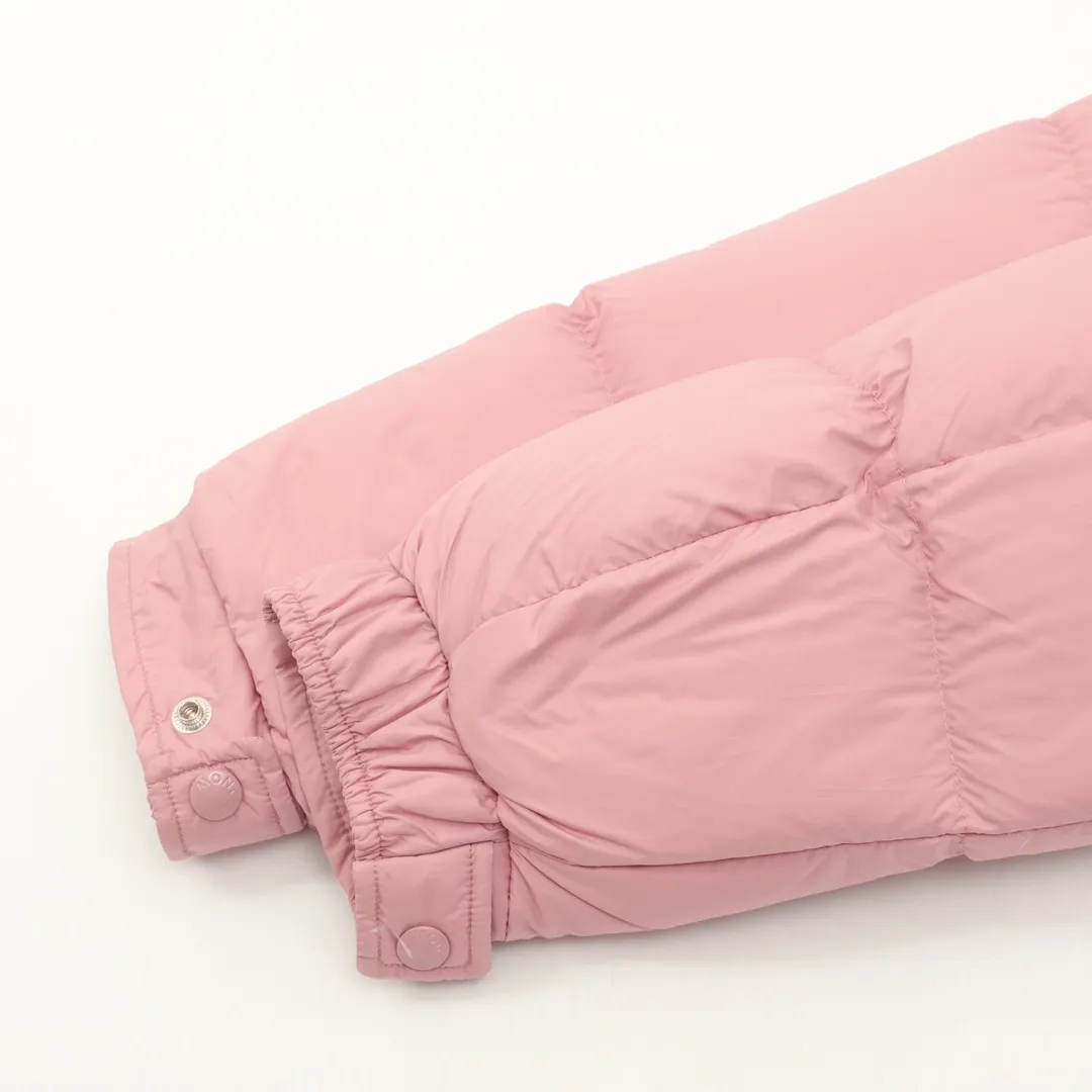 P1420 Moncler/Mask Maya matte down jacket This Vezere short down jacket is a basic warm item that highlights Moncler’s style characteristics. The Vezere down jacket is made from longue saison fabric, which is both lightweight and warm. This short down jacket features a hood that can be easily removed depending on the weather. The jacket's silhouette and sleeve patch pockets pay homage to the iconic Moncler Maya down jacket. ·Made of longue saison fabric·Nylon lé ger brillant lining filled with 90% goose down Detachable and adjustable hood with zipper and snap-button closure zippered pockets Patch pockets on sleeves·Adjustable cuffs·Drawstring hem Unisex Size: 1-5