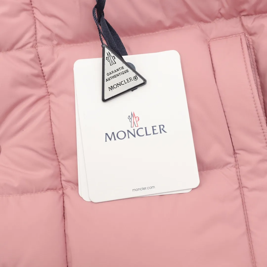 P1420 Moncler/Mask Maya matte down jacket This Vezere short down jacket is a basic warm item that highlights Moncler’s style characteristics. The Vezere down jacket is made from longue saison fabric, which is both lightweight and warm. This short down jacket features a hood that can be easily removed depending on the weather. The jacket's silhouette and sleeve patch pockets pay homage to the iconic Moncler Maya down jacket. ·Made of longue saison fabric·Nylon lé ger brillant lining filled with 90% goose down Detachable and adjustable hood with zipper and snap-button closure zippered pockets Patch pockets on sleeves·Adjustable cuffs·Drawstring hem Unisex Size: 1-5