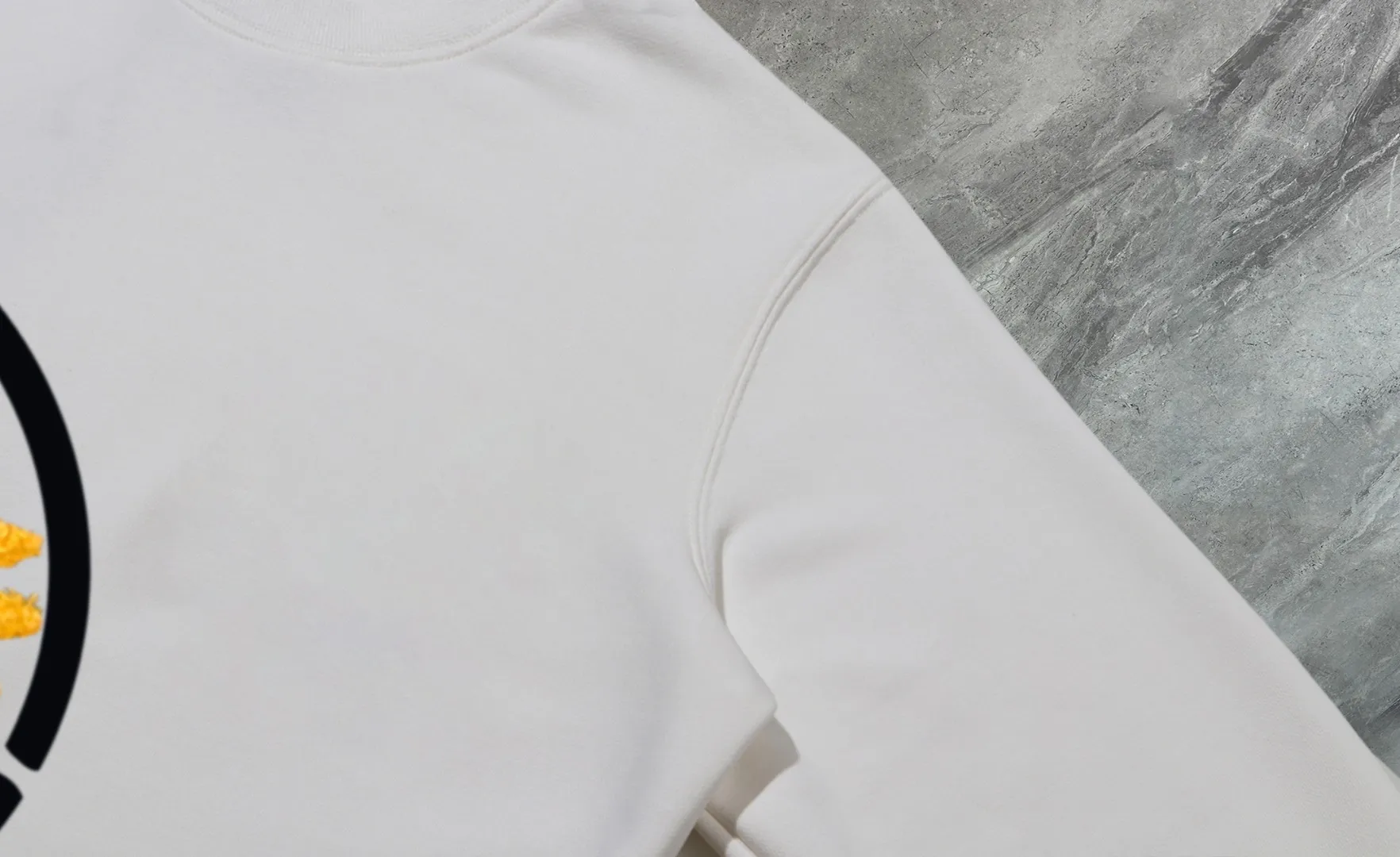 P210 high version sweatshirt) 📦Support exchange after the year📦 [Long-term ready stock] 〖 𝐌𝐎𝐍𝐂𝐋𝐄𝐑~Mask〗 Made of 440g heavyweight fabric Different from the market currency, you can match it with anything and it will be handsome😎The whole dress is made of double waistcoats. The double waistcoat method makes the whole dress more three-dimensional. It is not something that ordinary factories can do. 2025 T stage spring catwalk version, on sale at the counter, round neck terry sweatshirt. High-end double-strand pure cotton. Customized stretch ribs are dyed in the same vat. Complete with three standards. Matched with exquisite embroidered LOGO on the chest, simple and advanced. Same style for men and women. Color: black, apricot, white Size: S M L XL 2XL