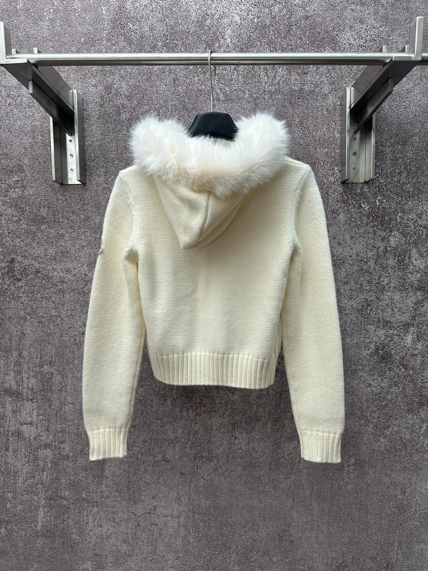 P580 Moncler 2025 new white fox fur collar knitted cardigan, hooded zipper style, oversized fur collar design, fluffy and full fur collar, very warm to wear in autumn and winter, full of temperament~ The fabric is 100% cashmere, the collar is part mink fur, the texture is high-end, comfortable to wear, short version, looks good with skirts and pants, great for daily outings, shopping, and taking photos~ Size: S M L