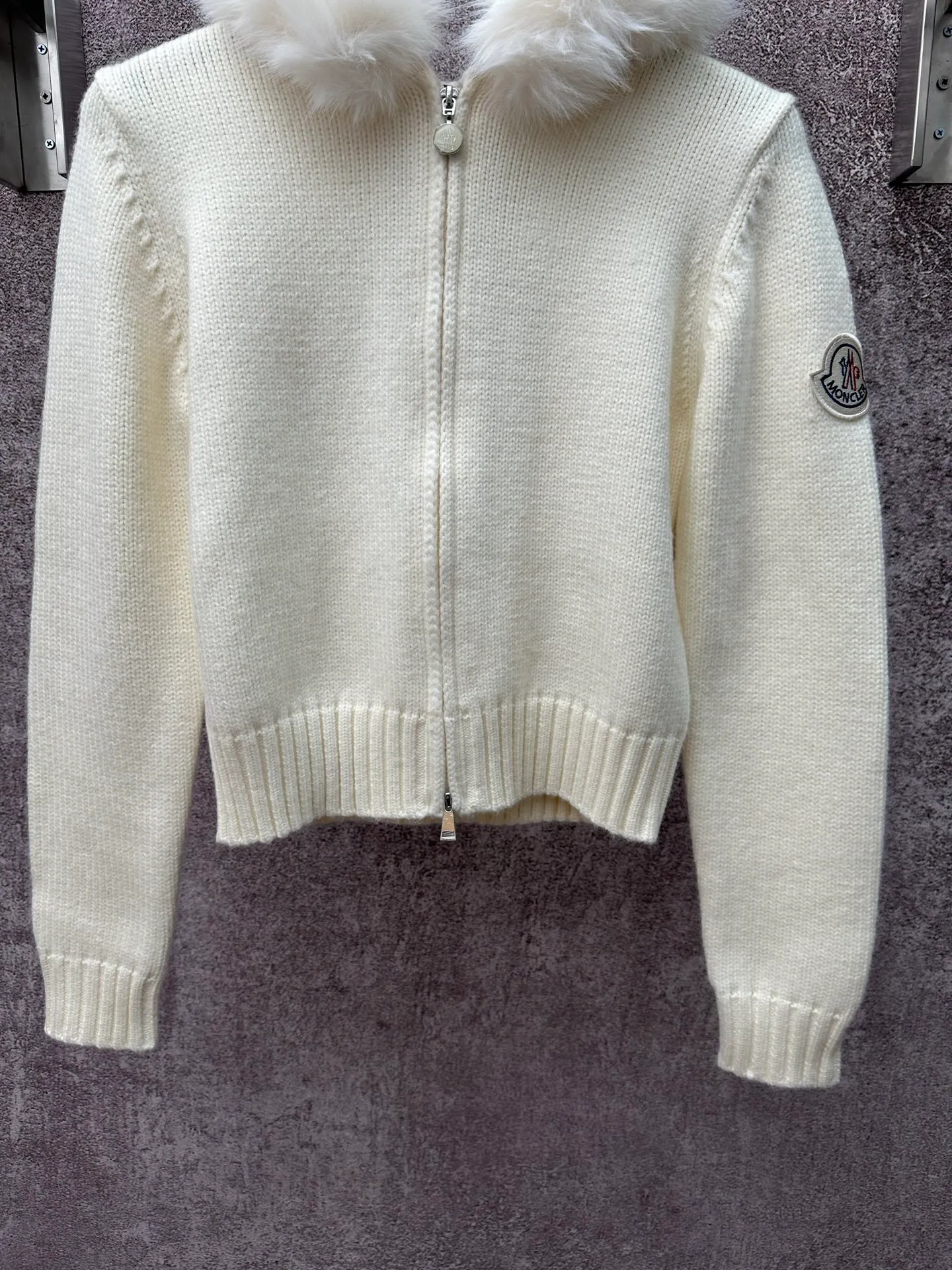 P580 Moncler 2025 new white fox fur collar knitted cardigan, hooded zipper style, oversized fur collar design, fluffy and full fur collar, very warm to wear in autumn and winter, full of temperament~ The fabric is 100% cashmere, the collar is part mink fur, the texture is high-end, comfortable to wear, short version, looks good with skirts and pants, great for daily outings, shopping, and taking photos~ Size: S M L