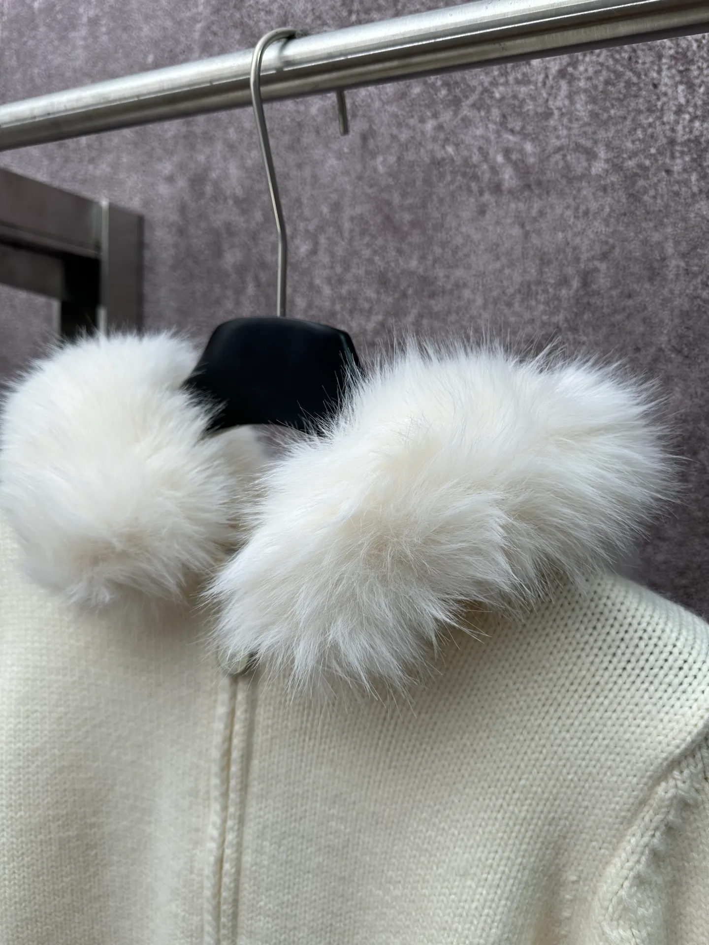 P580 Moncler 2025 new white fox fur collar knitted cardigan, hooded zipper style, oversized fur collar design, fluffy and full fur collar, very warm to wear in autumn and winter, full of temperament~ The fabric is 100% cashmere, the collar is part mink fur, the texture is high-end, comfortable to wear, short version, looks good with skirts and pants, great for daily outings, shopping, and taking photos~ Size: S M L