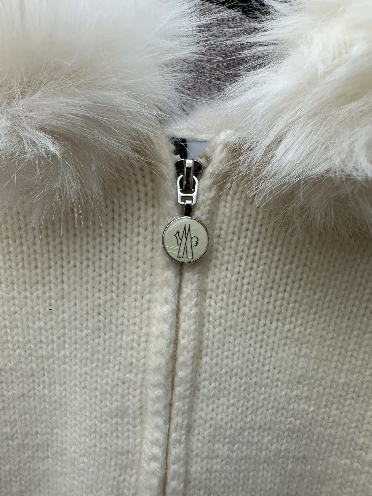 P580 Moncler 2025 new white fox fur collar knitted cardigan, hooded zipper style, oversized fur collar design, fluffy and full fur collar, very warm to wear in autumn and winter, full of temperament~ The fabric is 100% cashmere, the collar is part mink fur, the texture is high-end, comfortable to wear, short version, looks good with skirts and pants, great for daily outings, shopping, and taking photos~ Size: S M L