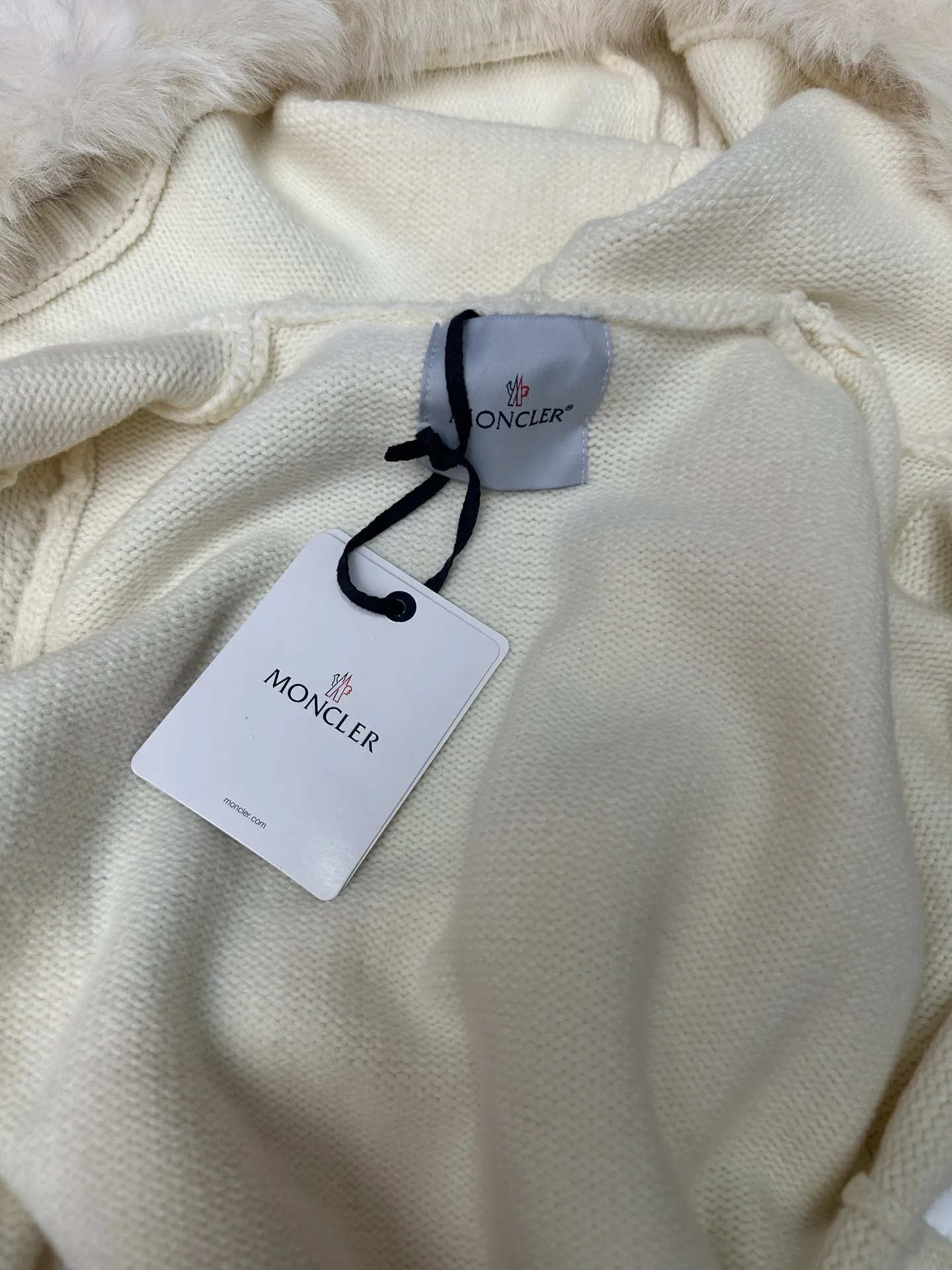 P580 Moncler 2025 new white fox fur collar knitted cardigan, hooded zipper style, oversized fur collar design, fluffy and full fur collar, very warm to wear in autumn and winter, full of temperament~ The fabric is 100% cashmere, the collar is part mink fur, the texture is high-end, comfortable to wear, short version, looks good with skirts and pants, great for daily outings, shopping, and taking photos~ Size: S M L