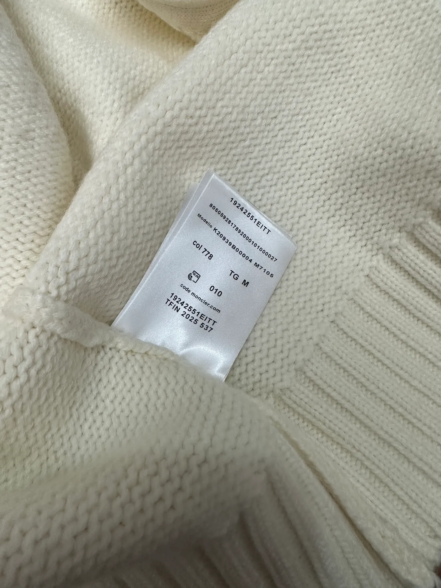 P580 Moncler 2025 new white fox fur collar knitted cardigan, hooded zipper style, oversized fur collar design, fluffy and full fur collar, very warm to wear in autumn and winter, full of temperament~ The fabric is 100% cashmere, the collar is part mink fur, the texture is high-end, comfortable to wear, short version, looks good with skirts and pants, great for daily outings, shopping, and taking photos~ Size: S M L