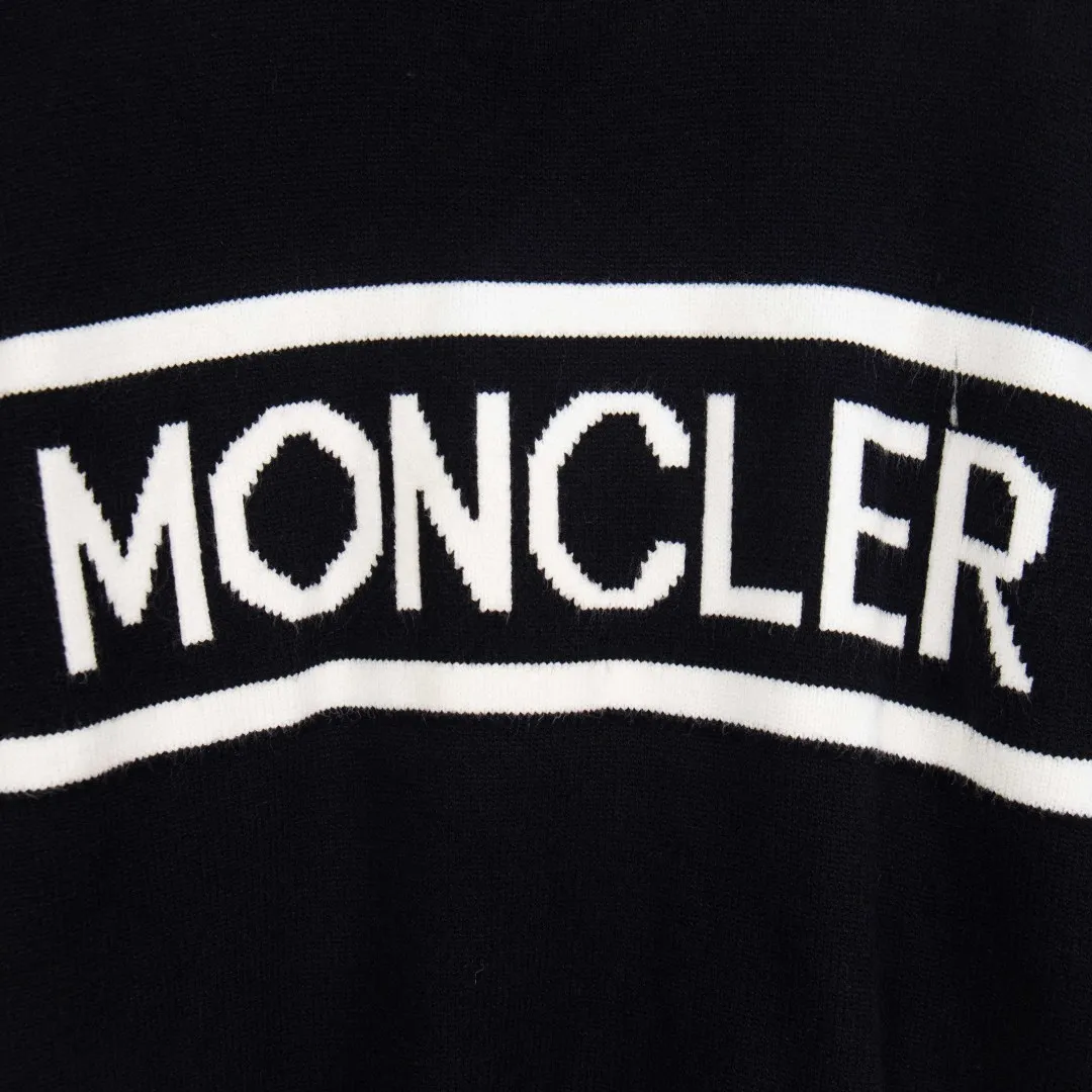 P270 💰zp version [Exclusive supply] Moncler Moncler couple's spring, autumn and winter two-color small label knitted round neck sweater. The Moncler classic letter logo is spliced with sand knitting. 7-needle jacquard machine operation. The yarn selection is soft and comfortable, not prickly. The classic small label is simple and elegant. A piece of clothing weighs more than one kilogram. Proper high quality. 1:1 customization. The true restoration of ZP. How can you not have a Moncler sweater this autumn? Both men and women can wear it. Color: Black Navy Size: S M L XL Number: MY10513
