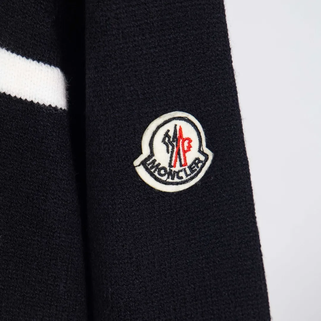 P270 💰zp version [Exclusive supply] Moncler Moncler couple's spring, autumn and winter two-color small label knitted round neck sweater. The Moncler classic letter logo is spliced with sand knitting. 7-needle jacquard machine operation. The yarn selection is soft and comfortable, not prickly. The classic small label is simple and elegant. A piece of clothing weighs more than one kilogram. Proper high quality. 1:1 customization. The true restoration of ZP. How can you not have a Moncler sweater this autumn? Both men and women can wear it. Color: Black Navy Size: S M L XL Number: MY10513
