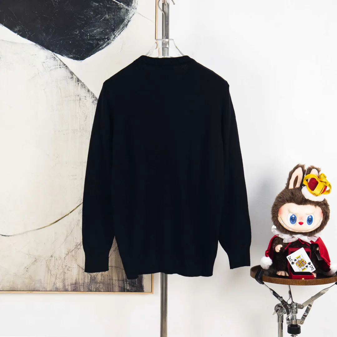 P270 💰zp version [Exclusive supply] Moncler Moncler couple's spring, autumn and winter two-color small label knitted round neck sweater. The Moncler classic letter logo is spliced with sand knitting. 7-needle jacquard machine operation. The yarn selection is soft and comfortable, not prickly. The classic small label is simple and elegant. A piece of clothing weighs more than one kilogram. Proper high quality. 1:1 customization. The true restoration of ZP. How can you not have a Moncler sweater this autumn? Both men and women can wear it. Color: Black Navy Size: S M L XL Number: MY10513