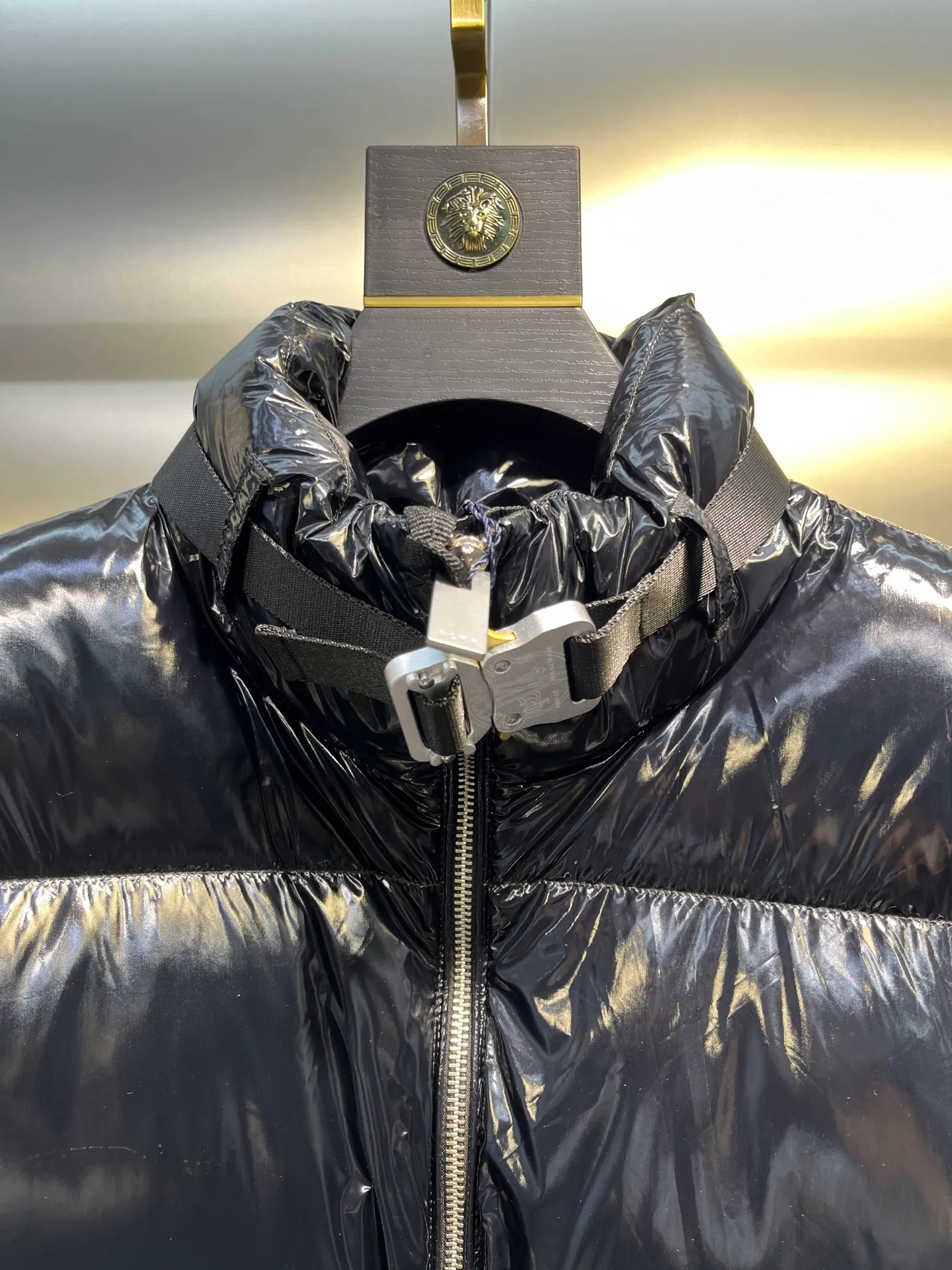 P1080 Moncler 🌟Mask glossy down jacket 1 is a model that highlights the brand's DNA. It is made of shiny lacquered nylon and embellished with iconic rectangular quilting. A classic short design that spans seasons and fashions, it has a distinctive silhouette and is filled with 90% down. It is warm, comfortable and not bulky. It is made of large squares and each square is evenly distributed, firmly locking the down and warming your figure! Color: Black Size: 1-2-3-4-5