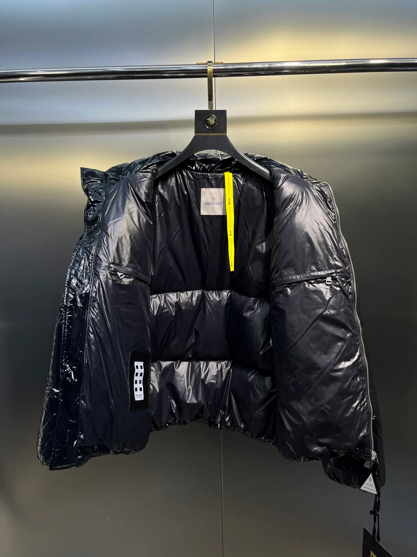 P1080 Moncler 🌟Mask glossy down jacket 1 is a model that highlights the brand's DNA. It is made of shiny lacquered nylon and embellished with iconic rectangular quilting. A classic short design that spans seasons and fashions, it has a distinctive silhouette and is filled with 90% down. It is warm, comfortable and not bulky. It is made of large squares and each square is evenly distributed, firmly locking the down and warming your figure! Color: Black Size: 1-2-3-4-5