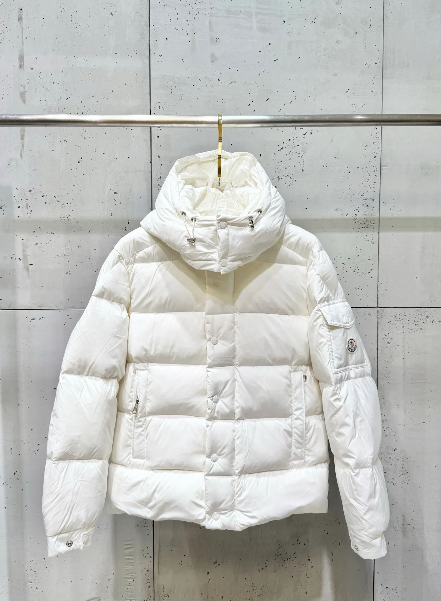 P860 Moncler Vezere Matte Maya Down Jacket, the same style for men and women. If you don’t like glossy Maya, the best choice is this matte Maya. It is a classic version that anyone can control. The original development details are completely consistent with the original version. It is made of 90% goose down and no lining cloth. It has excellent feel and warmth. The Vezere down jacket is made of longue saison fabric, which is both light and warm. This short down jacket features a hood that can be easily removed depending on the weather. Number of yards: 1-5 yards