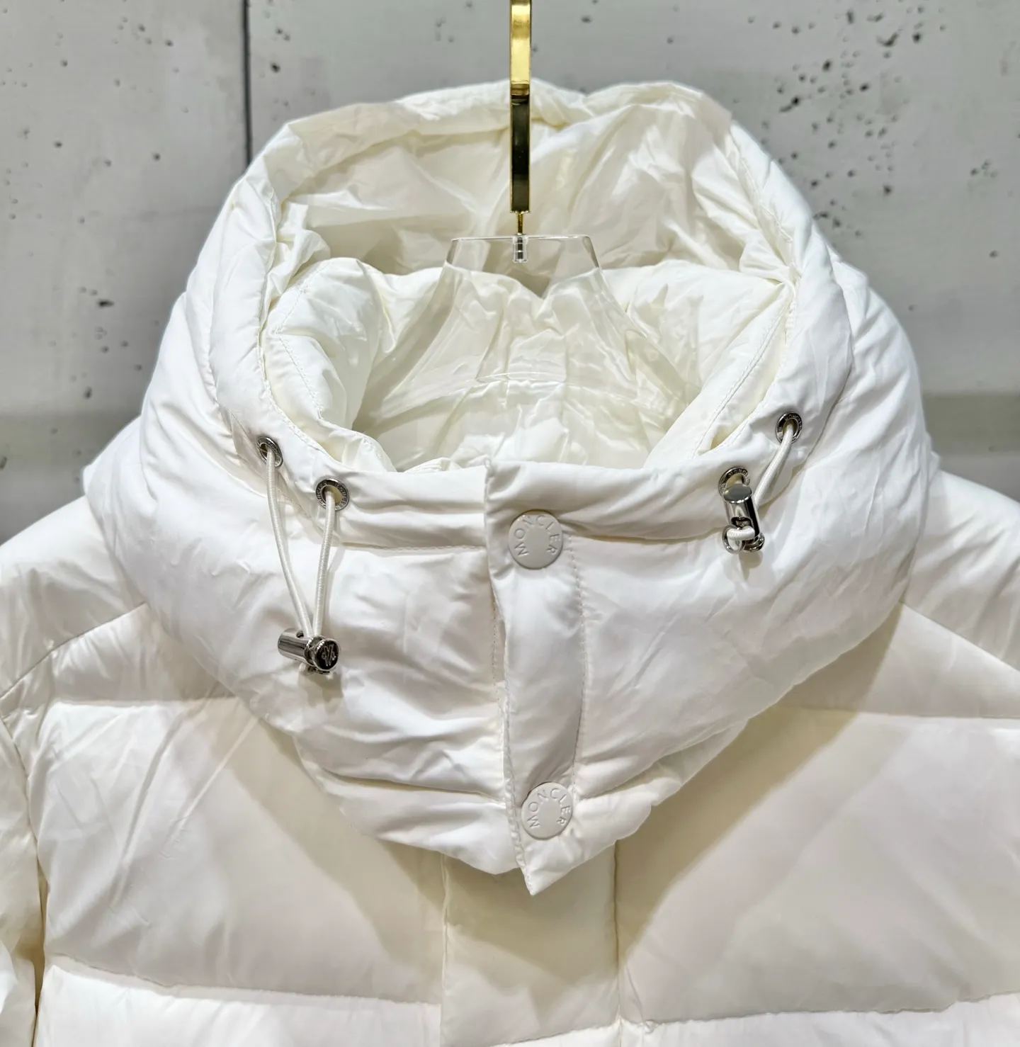 P860 Moncler Vezere Matte Maya Down Jacket, the same style for men and women. If you don’t like glossy Maya, the best choice is this matte Maya. It is a classic version that anyone can control. The original development details are completely consistent with the original version. It is made of 90% goose down and no lining cloth. It has excellent feel and warmth. The Vezere down jacket is made of longue saison fabric, which is both light and warm. This short down jacket features a hood that can be easily removed depending on the weather. Number of yards: 1-5 yards