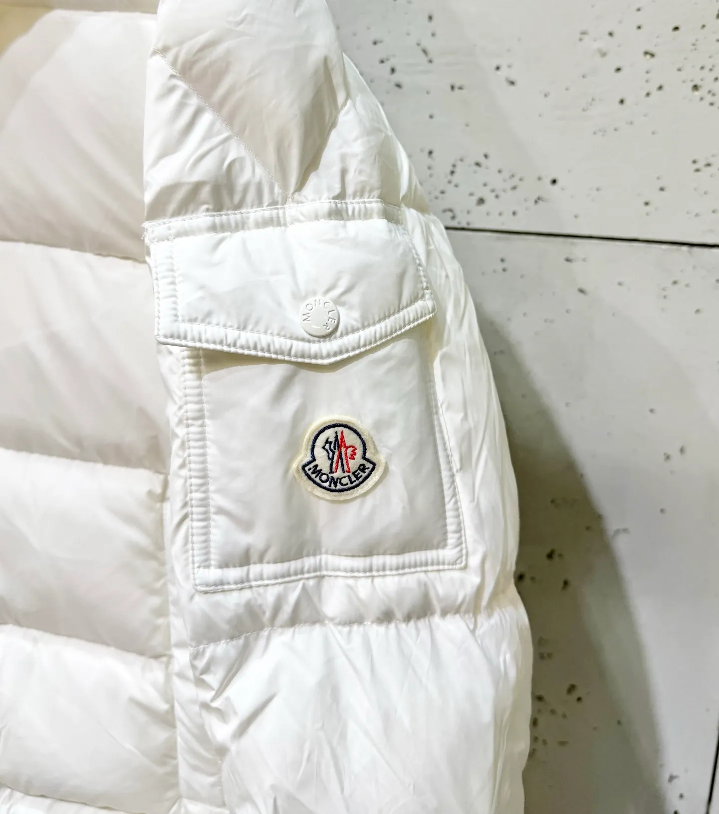 P860 Moncler Vezere Matte Maya Down Jacket, the same style for men and women. If you don’t like glossy Maya, the best choice is this matte Maya. It is a classic version that anyone can control. The original development details are completely consistent with the original version. It is made of 90% goose down and no lining cloth. It has excellent feel and warmth. The Vezere down jacket is made of longue saison fabric, which is both light and warm. This short down jacket features a hood that can be easily removed depending on the weather. Number of yards: 1-5 yards