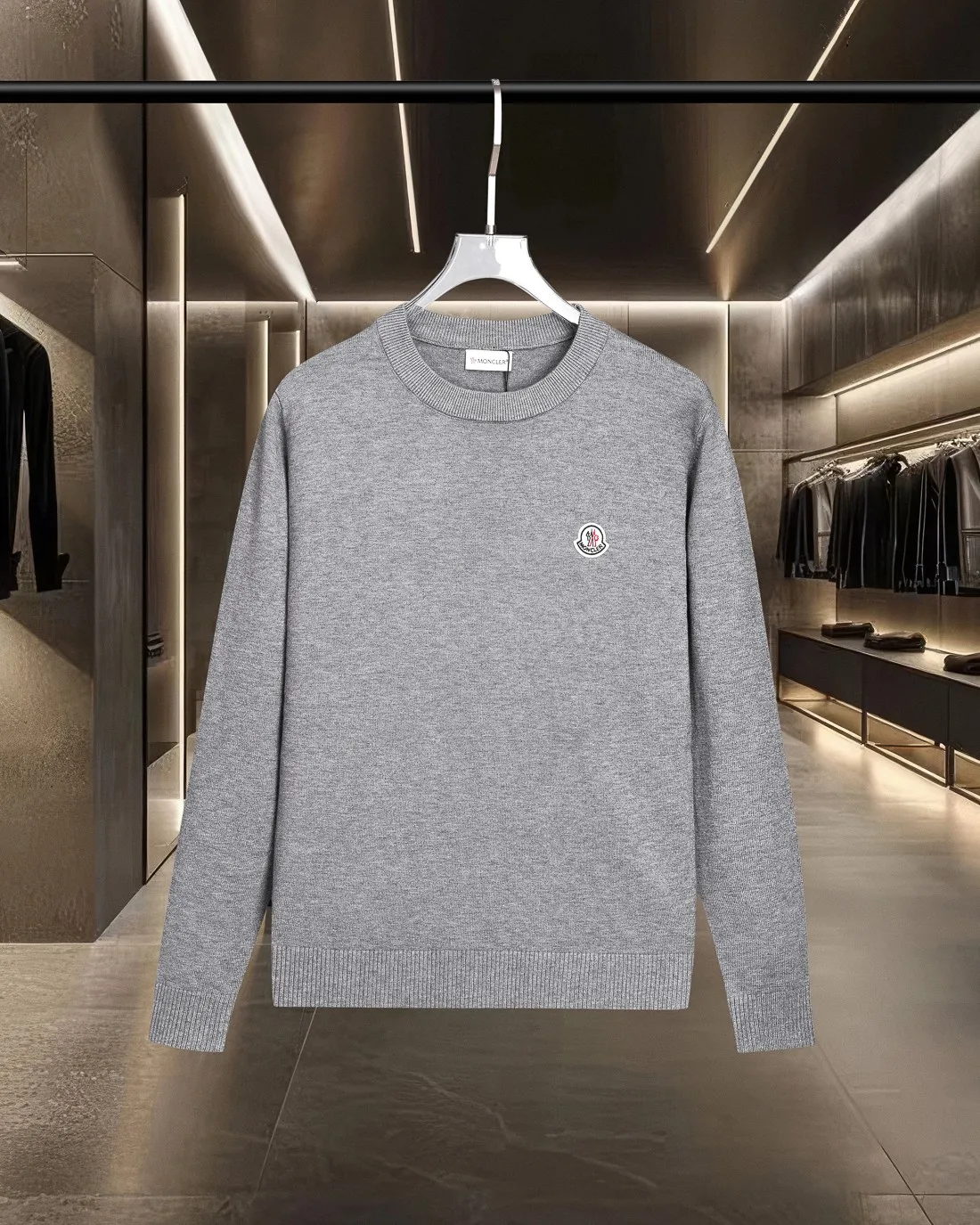 P236 (please stock available) Moncler/Mask 25Fw classic chest Logo letter badge logo casual knitted pullover sweater 2025FW official website new original fabric official same style Selected sweater customization Imported wool fabric High-end version, counter custom fabric High breathability and comfort, precision production, impeccable detail processing, ✅customized logo engraved buttons, three complete labels. Brand element design concept reflects high quality. It feels delicate and soft! Presenting a casual cut, the upper body shape is great 🐍 Color; black, white and gray Size: M-XXXL
