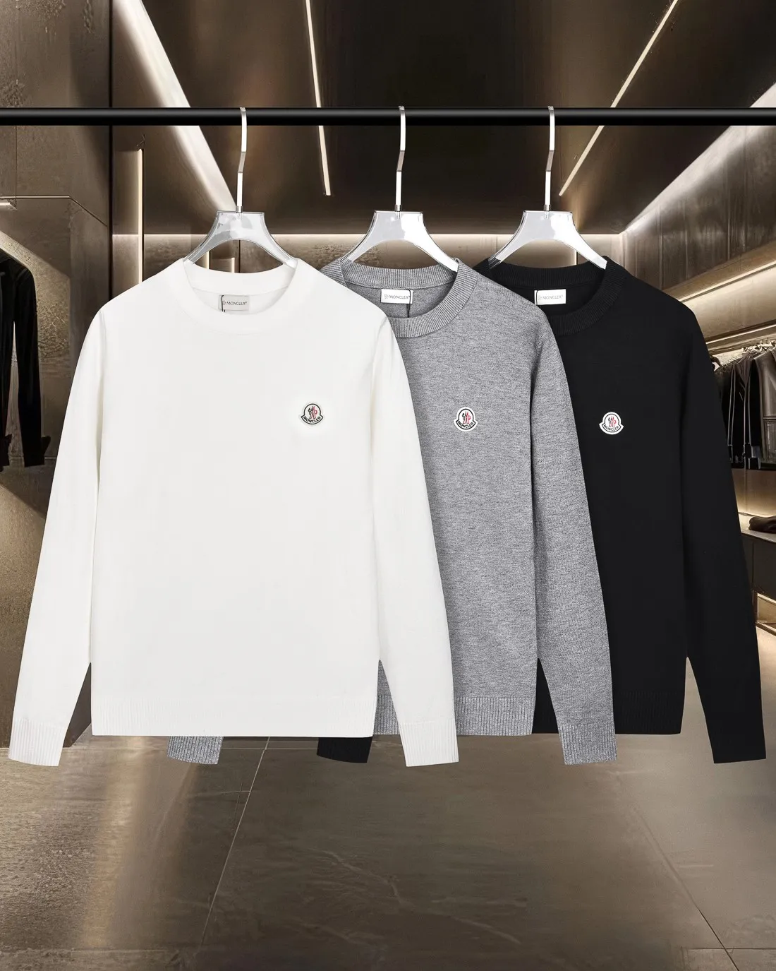 P236 (please stock available) Moncler/Mask 25Fw classic chest Logo letter badge logo casual knitted pullover sweater 2025FW official website new original fabric official same style Selected sweater customization Imported wool fabric High-end version, counter custom fabric High breathability and comfort, precision production, impeccable detail processing, ✅customized logo engraved buttons, three complete labels. Brand element design concept reflects high quality. It feels delicate and soft! Presenting a casual cut, the upper body shape is great 🐍 Color; black, white and gray Size: M-XXXL