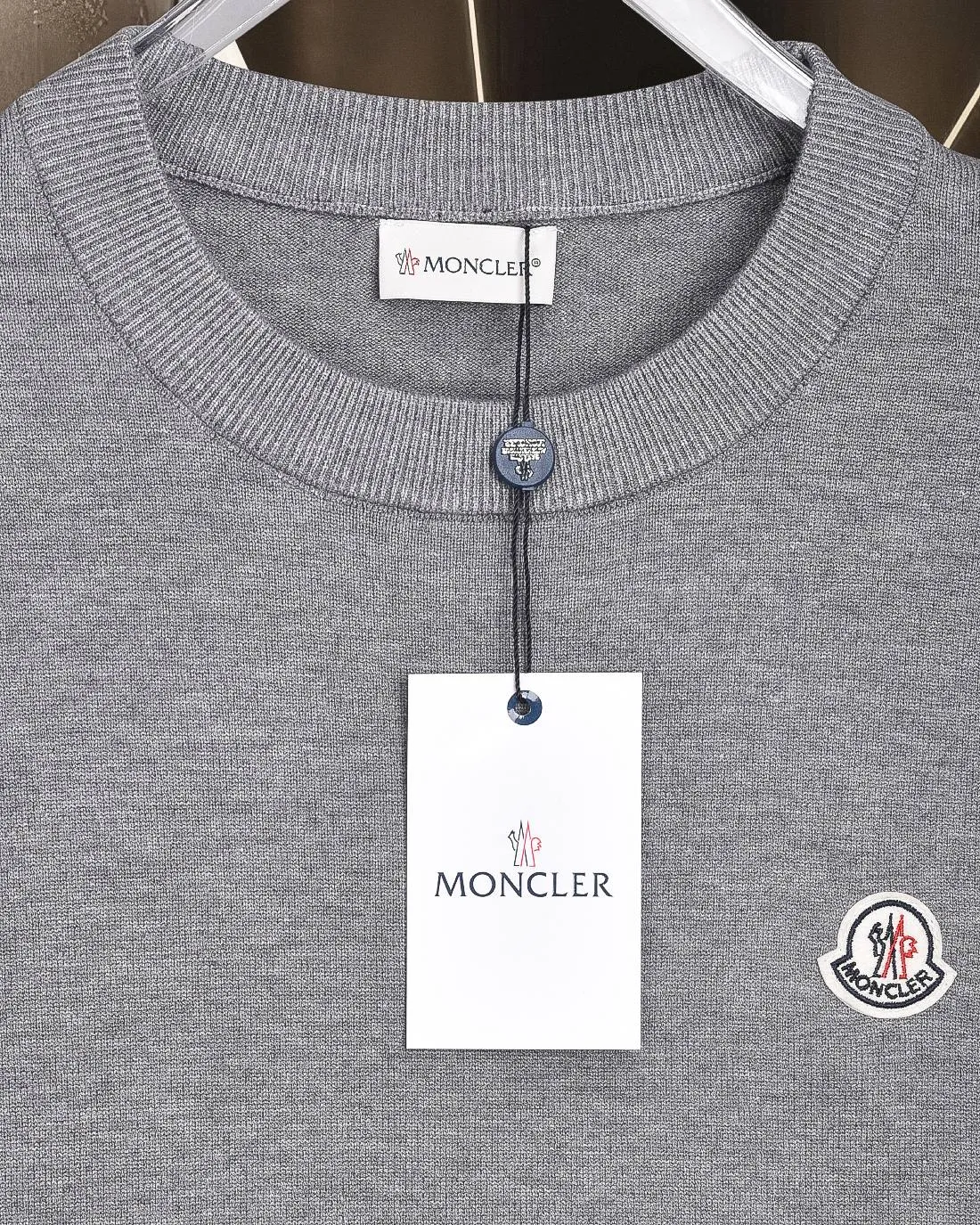 P236 (please stock available) Moncler/Mask 25Fw classic chest Logo letter badge logo casual knitted pullover sweater 2025FW official website new original fabric official same style Selected sweater customization Imported wool fabric High-end version, counter custom fabric High breathability and comfort, precision production, impeccable detail processing, ✅customized logo engraved buttons, three complete labels. Brand element design concept reflects high quality. It feels delicate and soft! Presenting a casual cut, the upper body shape is great 🐍 Color; black, white and gray Size: M-XXXL