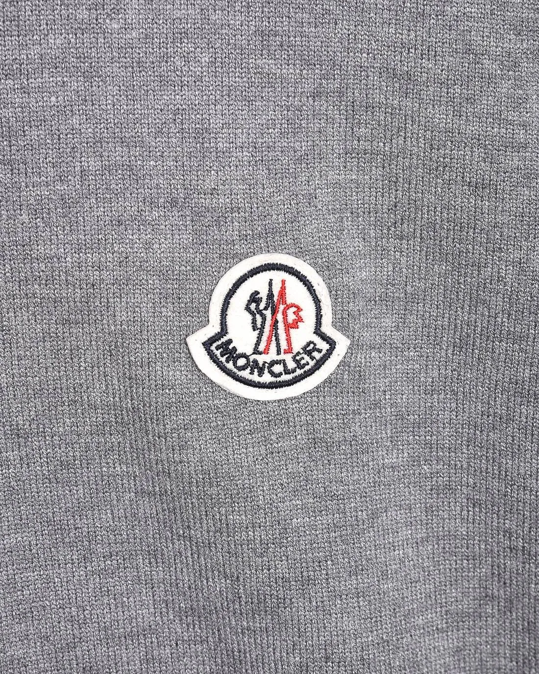 P236 (please stock available) Moncler/Mask 25Fw classic chest Logo letter badge logo casual knitted pullover sweater 2025FW official website new original fabric official same style Selected sweater customization Imported wool fabric High-end version, counter custom fabric High breathability and comfort, precision production, impeccable detail processing, ✅customized logo engraved buttons, three complete labels. Brand element design concept reflects high quality. It feels delicate and soft! Presenting a casual cut, the upper body shape is great 🐍 Color; black, white and gray Size: M-XXXL
