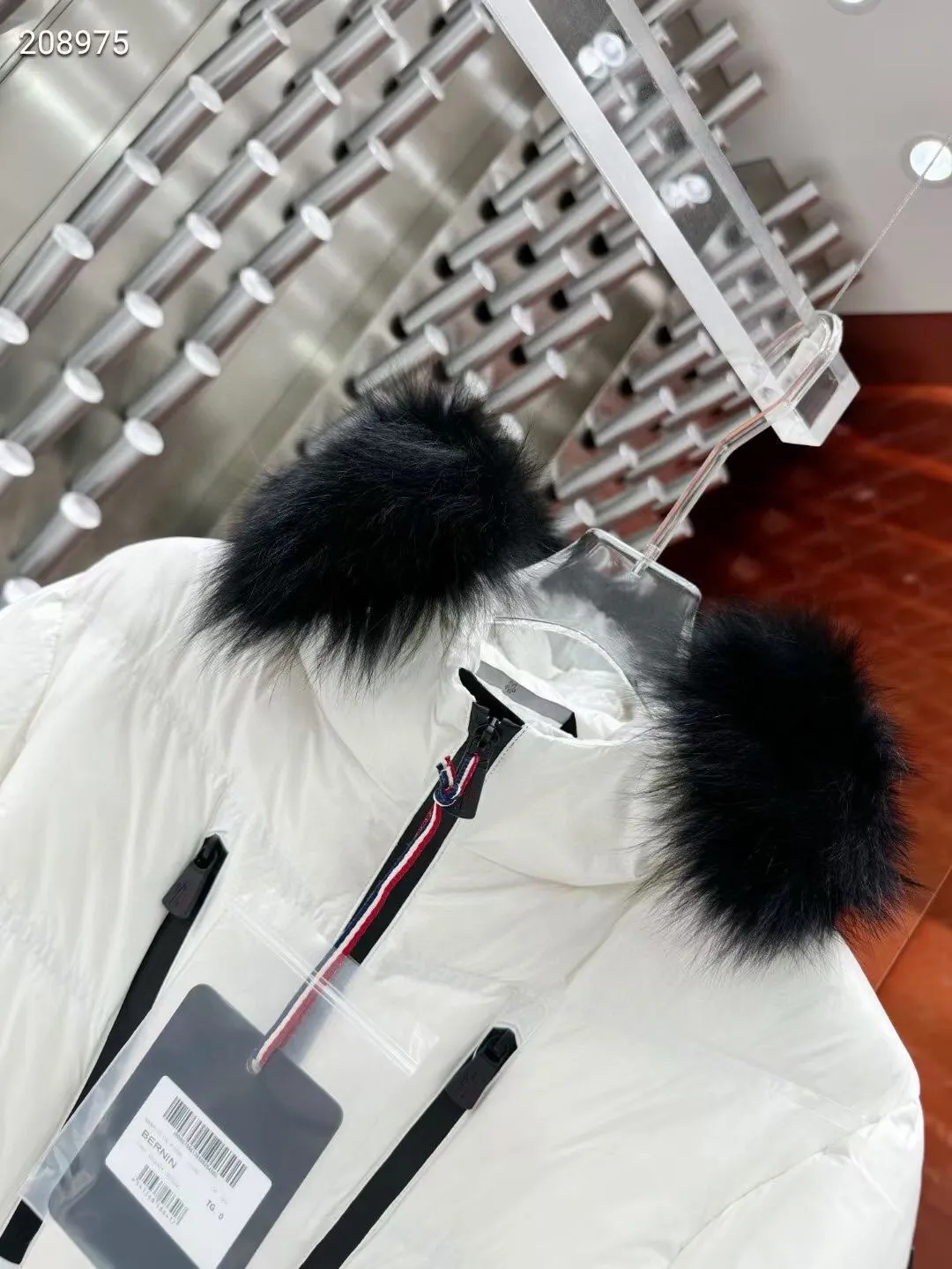 P1360 Moncler Autumn and Winter Fox Fur Collar 10 Down Jacket Original 1:1 Customized Hardware Accessories All Imported Original Customization Welcome to compare at the counter Absolutely high quality Use top 90 goose down Super soft Filled with fluffy and full feathers Super heavy workmanship The fabric is well-crafted and the shape is perfect Note⚠The fabric is super comfortable Exclusive model Non-market product Women's size: 012