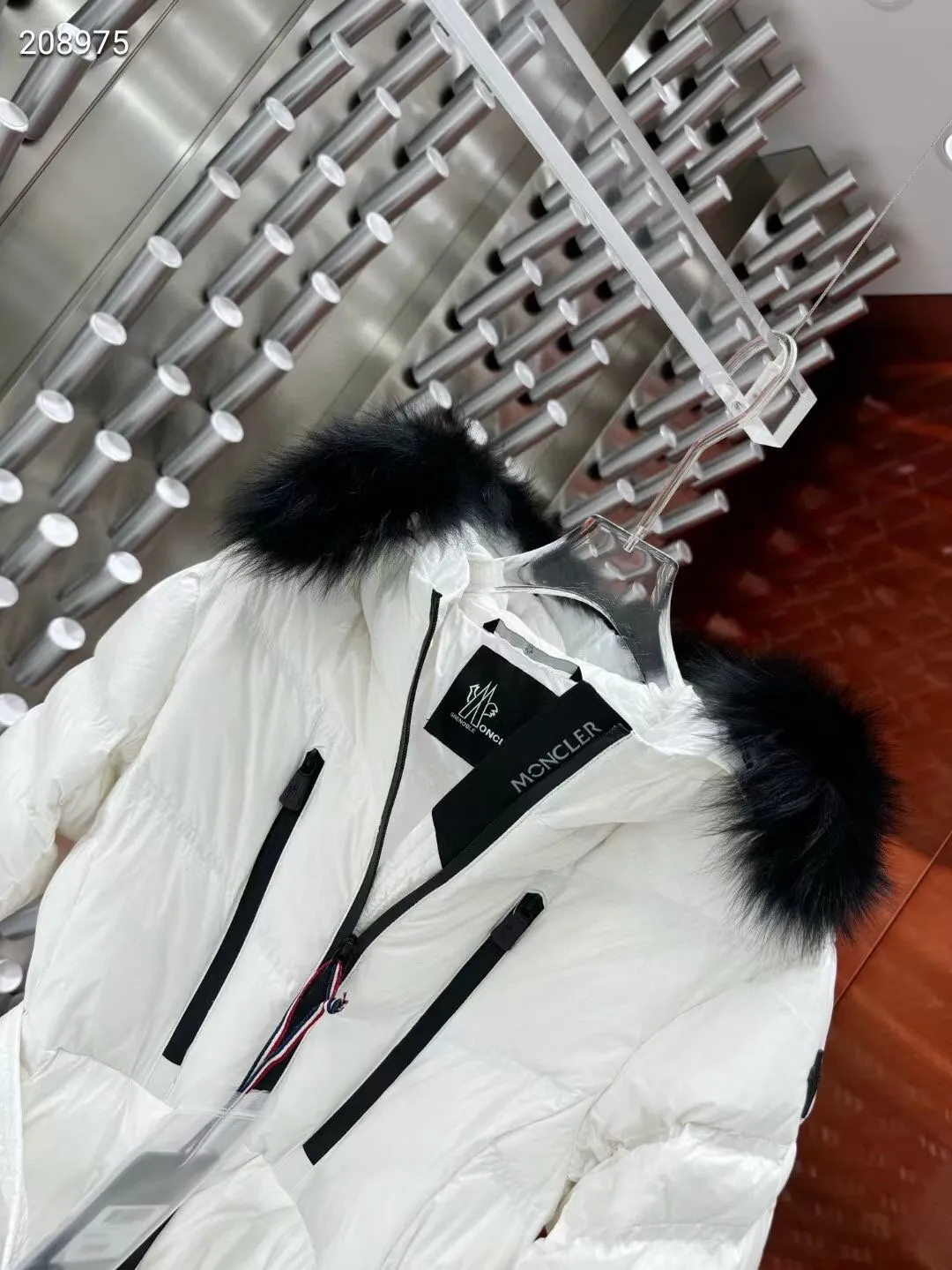 P1360 Moncler Autumn and Winter Fox Fur Collar 10 Down Jacket Original 1:1 Customized Hardware Accessories All Imported Original Customization Welcome to compare at the counter Absolutely high quality Use top 90 goose down Super soft Filled with fluffy and full feathers Super heavy workmanship The fabric is well-crafted and the shape is perfect Note⚠The fabric is super comfortable Exclusive model Non-market product Women's size: 012