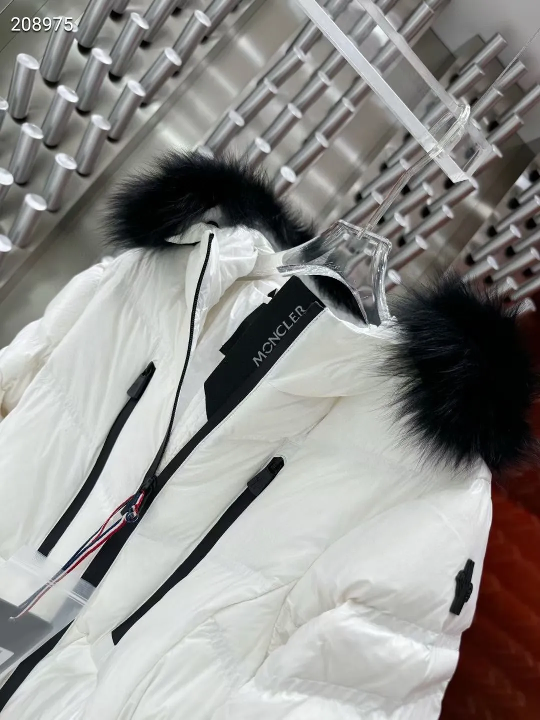 P1360 Moncler Autumn and Winter Fox Fur Collar 10 Down Jacket Original 1:1 Customized Hardware Accessories All Imported Original Customization Welcome to compare at the counter Absolutely high quality Use top 90 goose down Super soft Filled with fluffy and full feathers Super heavy workmanship The fabric is well-crafted and the shape is perfect Note⚠The fabric is super comfortable Exclusive model Non-market product Women's size: 012