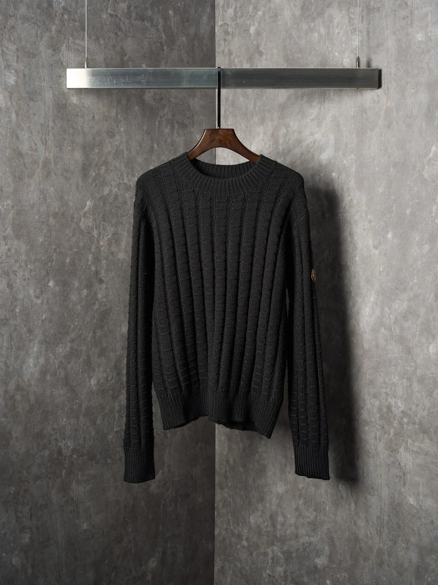 P420 Actual hanging auction] Moncler/Mask embossed woven leather logo round neck long-sleeved sweater [Ready stock] S M L The logo embroidered logo decorates the sleeves and is highly recognizable. The power aesthetic is hidden in the contrast between hardness and softness. The ultimate expression of elegance. There is no need to deliberately create its own style. The whole piece is embossed vertical grain knitting. Through specific stitching and fabric tissue changes, the vertical grains present a relief effect that is raised on the surface of the sweater by changing the arrangement of the stitching and the density of the fabric. Forming the undulating changes in the vertical grains. Curved thread structure. By changing the stitching method and the arrangement of the yarns during the knitting process, the yarns present a curved distribution in the fabric. Garment washing water plus soft and deodorizing process. Use professional washing equipment and specific detergents to deeply clean and deodorize clothes. Improve the feel and appearance of clothes and loose fit.